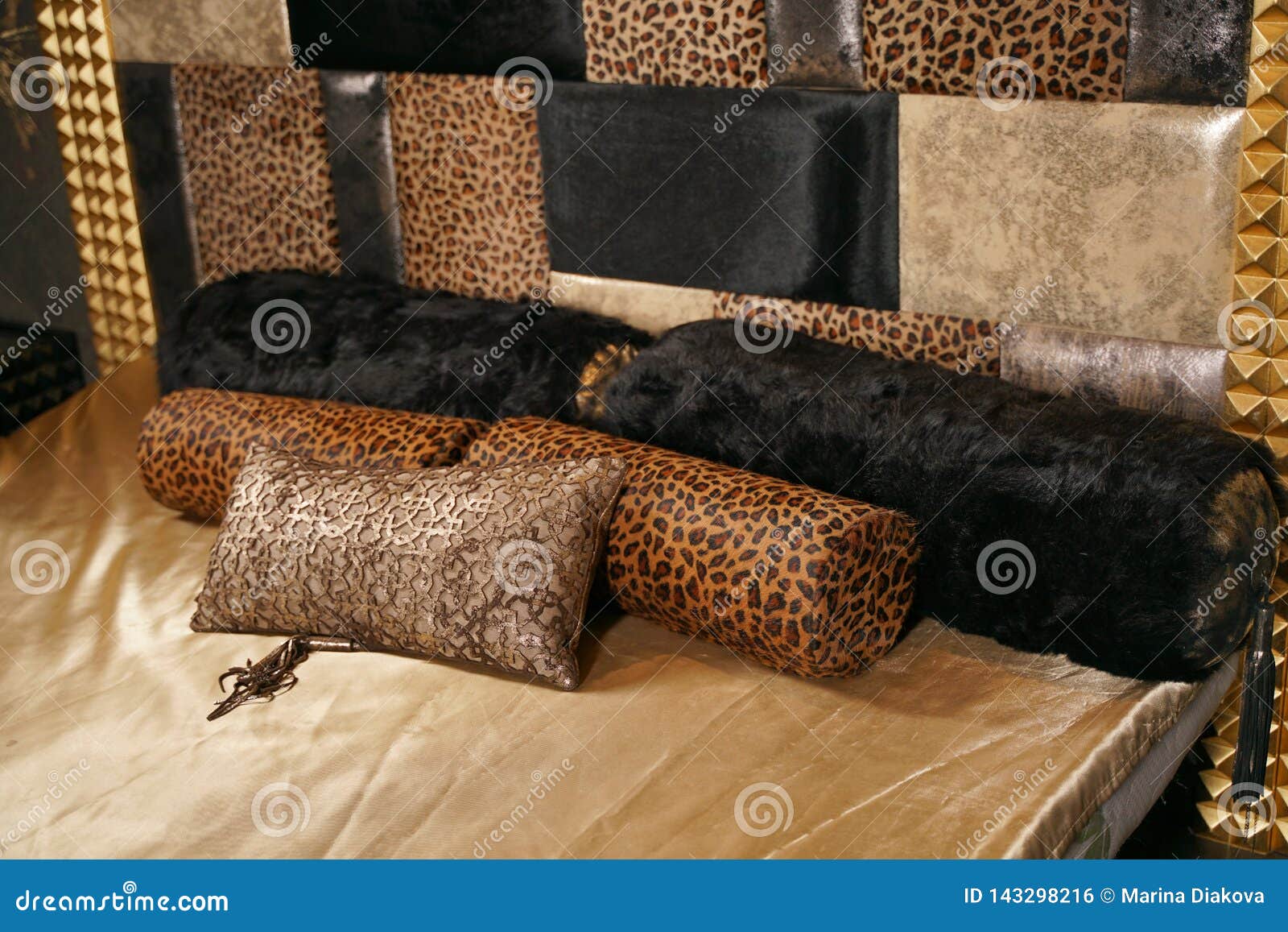 Proponer crear Seguro Leopardo Con Cama Negra Y Ropa De Cama Lujoso Foto de archivo - Imagen de  belleza, pelo: 143298216
