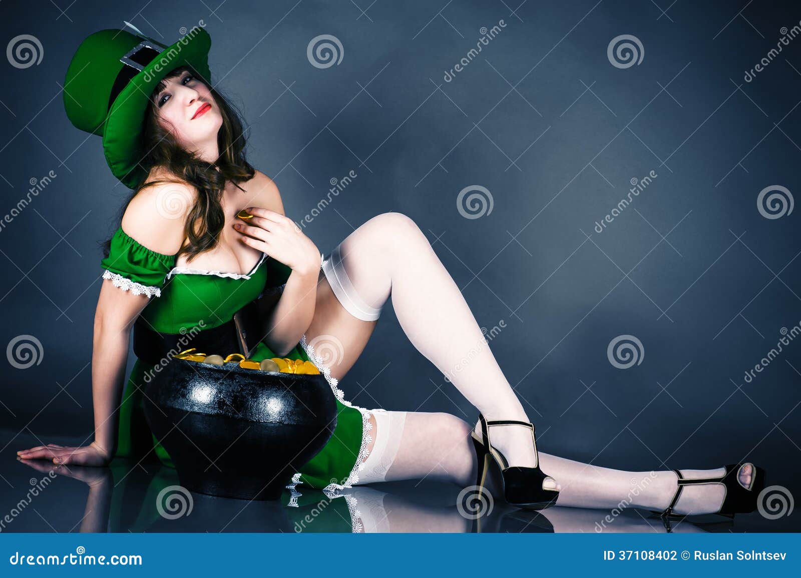 17 bonne odeur qui sort de ta bouffarde c'est quoi? Et bonne St Patrick ! - Page 2 Leprechaun-gold-hiding-woman-dressed-as-37108402