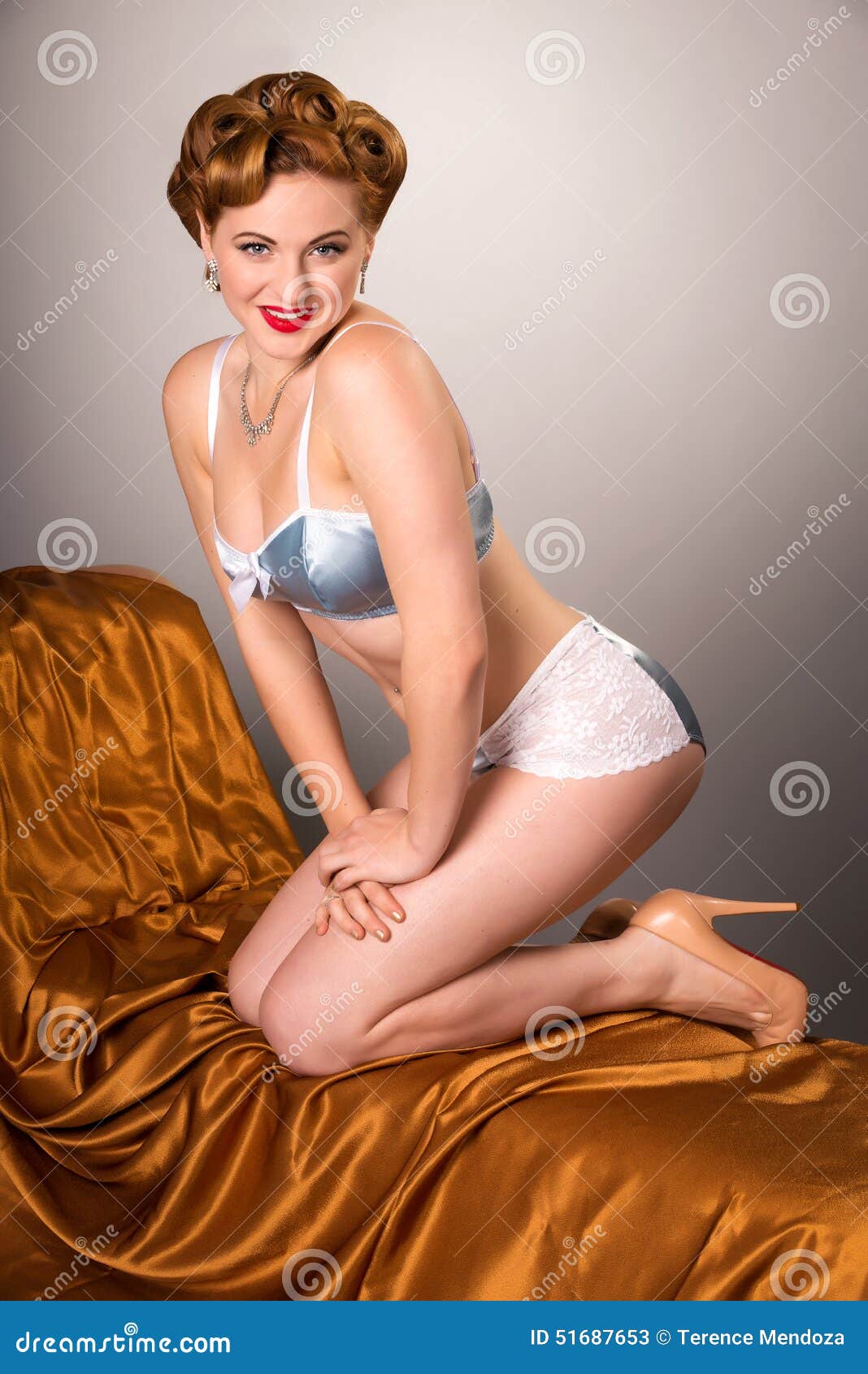 Les Années 50 Ont Dénommé La Belle Femme De Roux Dans La Lingerie De Satin Photo Stock Image