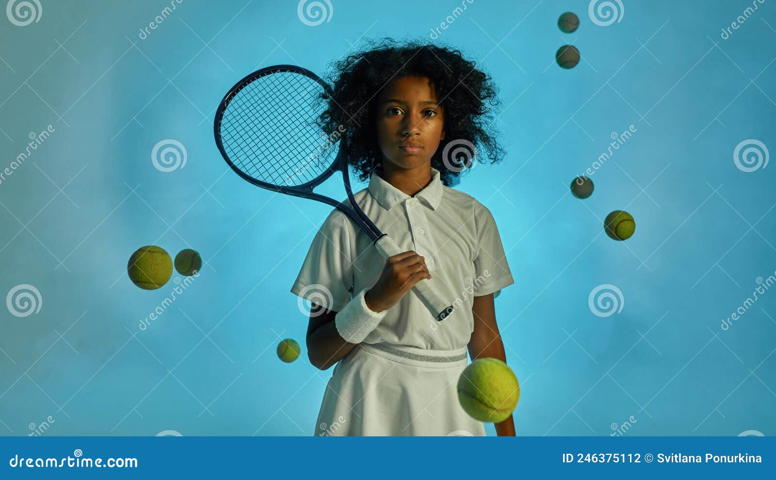 Les Balles De Tennis Volent Autour De La Fille Noire Tennis Photo