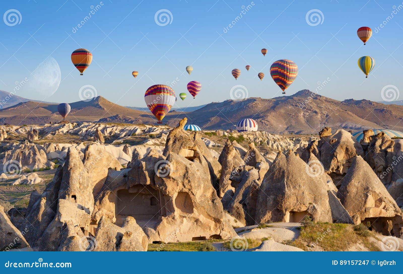 Ballon Coloré Avec Des Personnes Volant Dans Le Ciel Dans Cappadocia Image  stock - Image du transport, chauffer: 119526327
