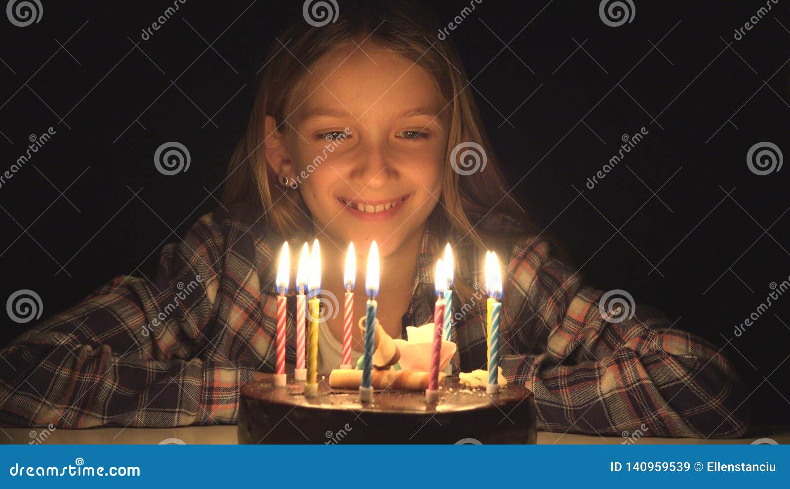 Les Bougies De Soufflement De Fête D'anniversaire D'enfant Dans La Nuit,  Enfant Célèbrent Avec Le Gâteau Dans L'obscurité Image stock - Image du  foncé, soirée: 140959539