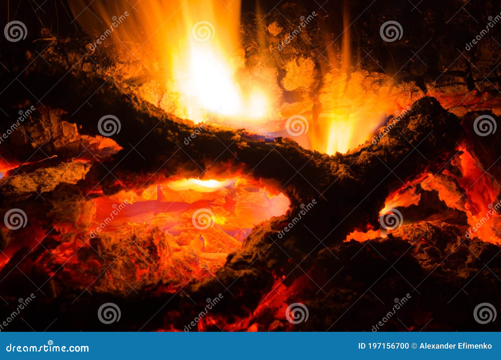 Les Braises Brûlent Vers Le Bas Dans Un Feu De Bois Photo stock