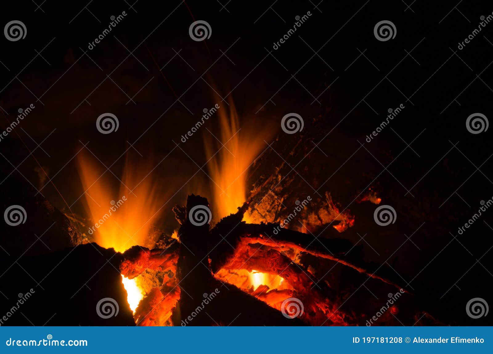 Les Braises Brûlent Vers Le Bas Dans Un Feu De Bois Photo stock