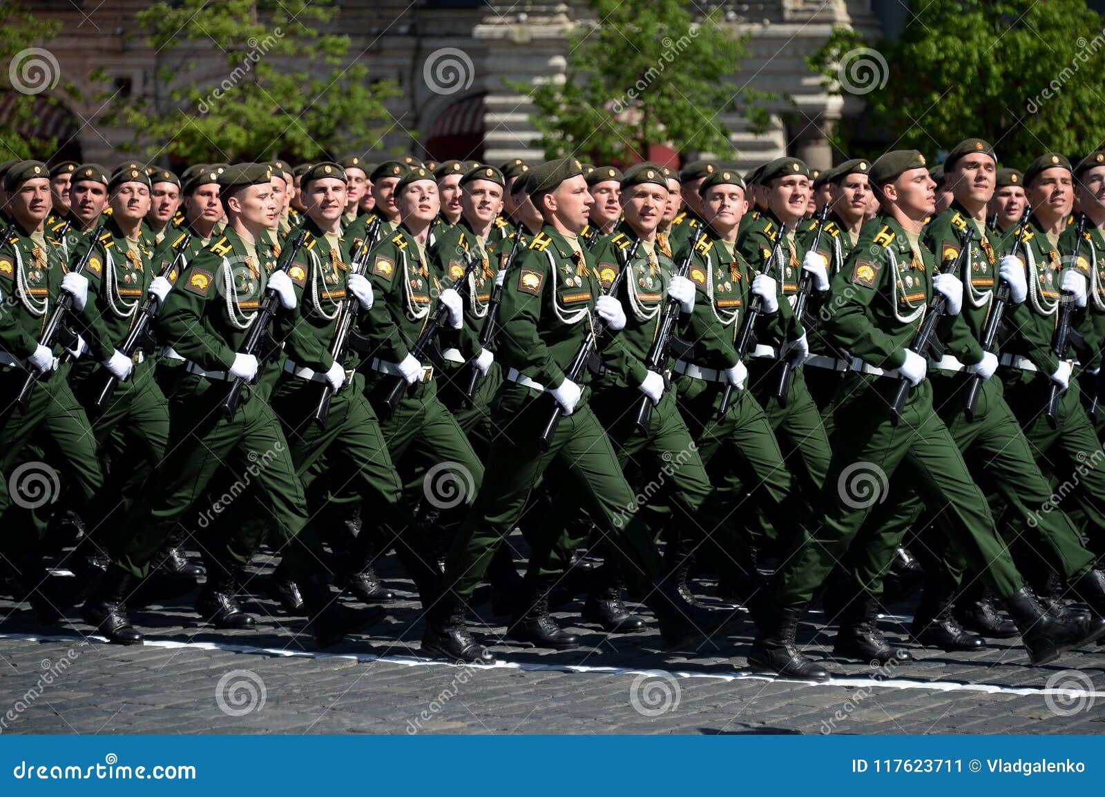 Les cadets de l'académie militaire des forces stratégiques de missile ont appelé après Peter le grand pendant le défilé militaire. MOSCOU, RUSSIE - 9 MAI 2018 : Les cadets de la branche de Serpukhov de l'académie militaire des forces stratégiques de missile ont appelé après Peter le grand pendant le défilé en l'honneur de Victory Day