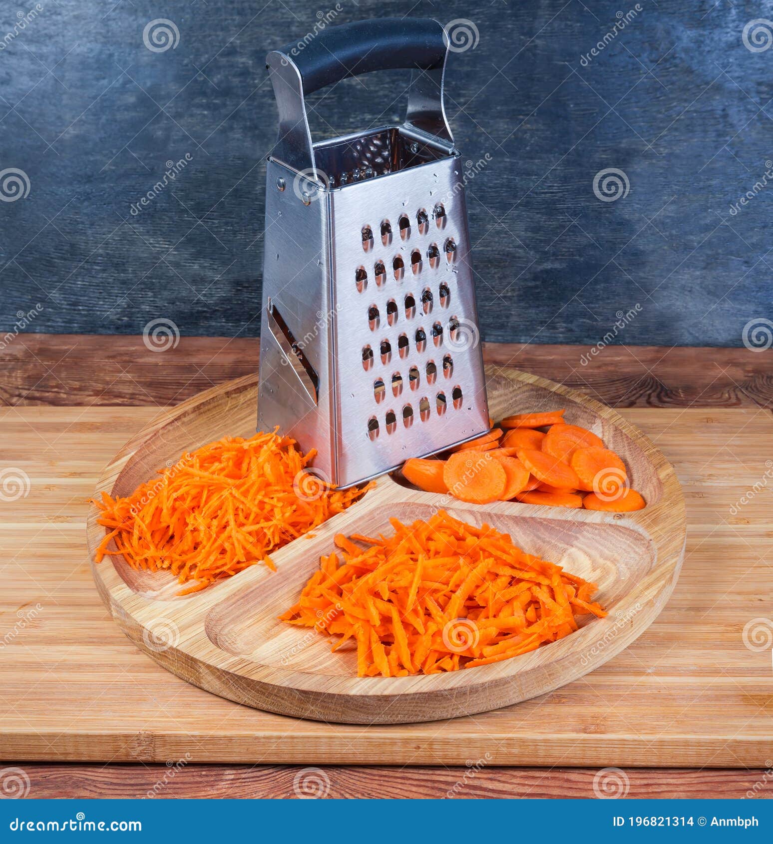 Les Carottes De Râpe De Cuisine Ont Râpé Finement Et Grossièrement En  Tranches Dans Les Milieux Photo stock - Image du trou, carotte: 196821314