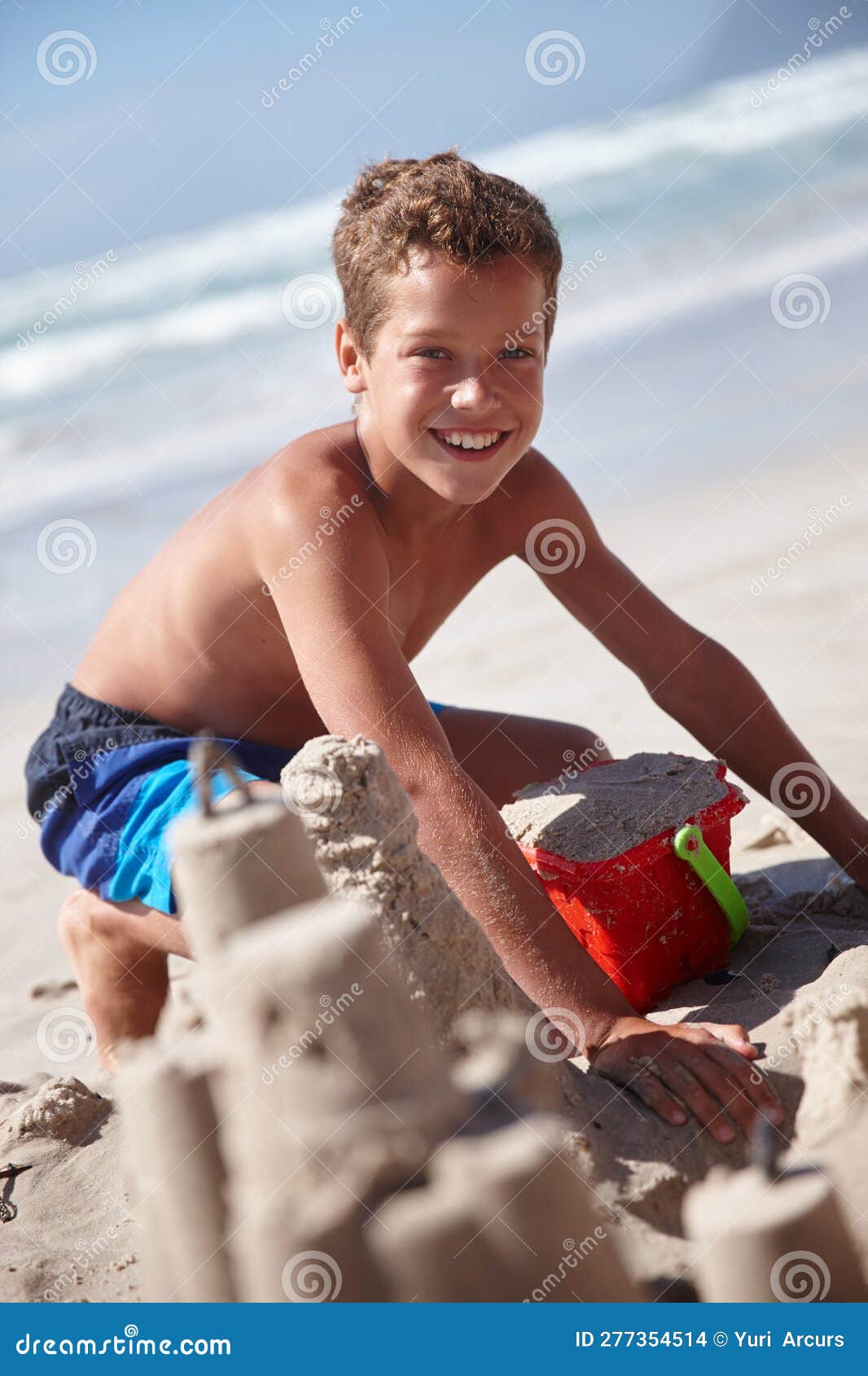 Les Châteaux De Sable Sont Ce Dont Rêvent Les Enfants. Un Mignon