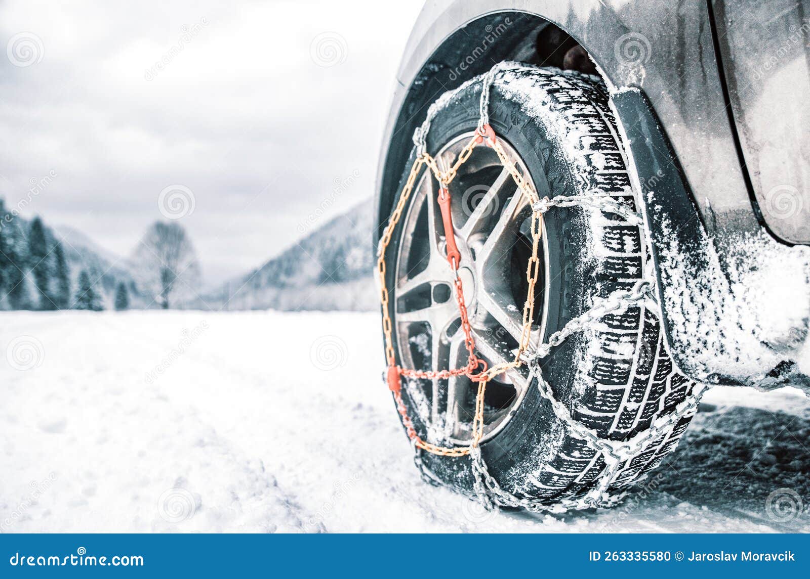 Les Chaînes Neige Pour Une Voiture à Roue Photo stock - Image du