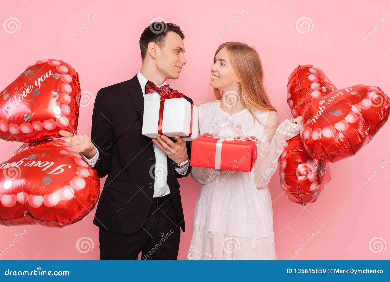 Les Couples Dans L'amour, Un Homme Et Une Femme Se Donnent Des Cadeaux, Des  Boîte-cadeau De Prise Et Des Ballons, Dans Le Studio Image stock - Image du  datte, publicité: 135615859