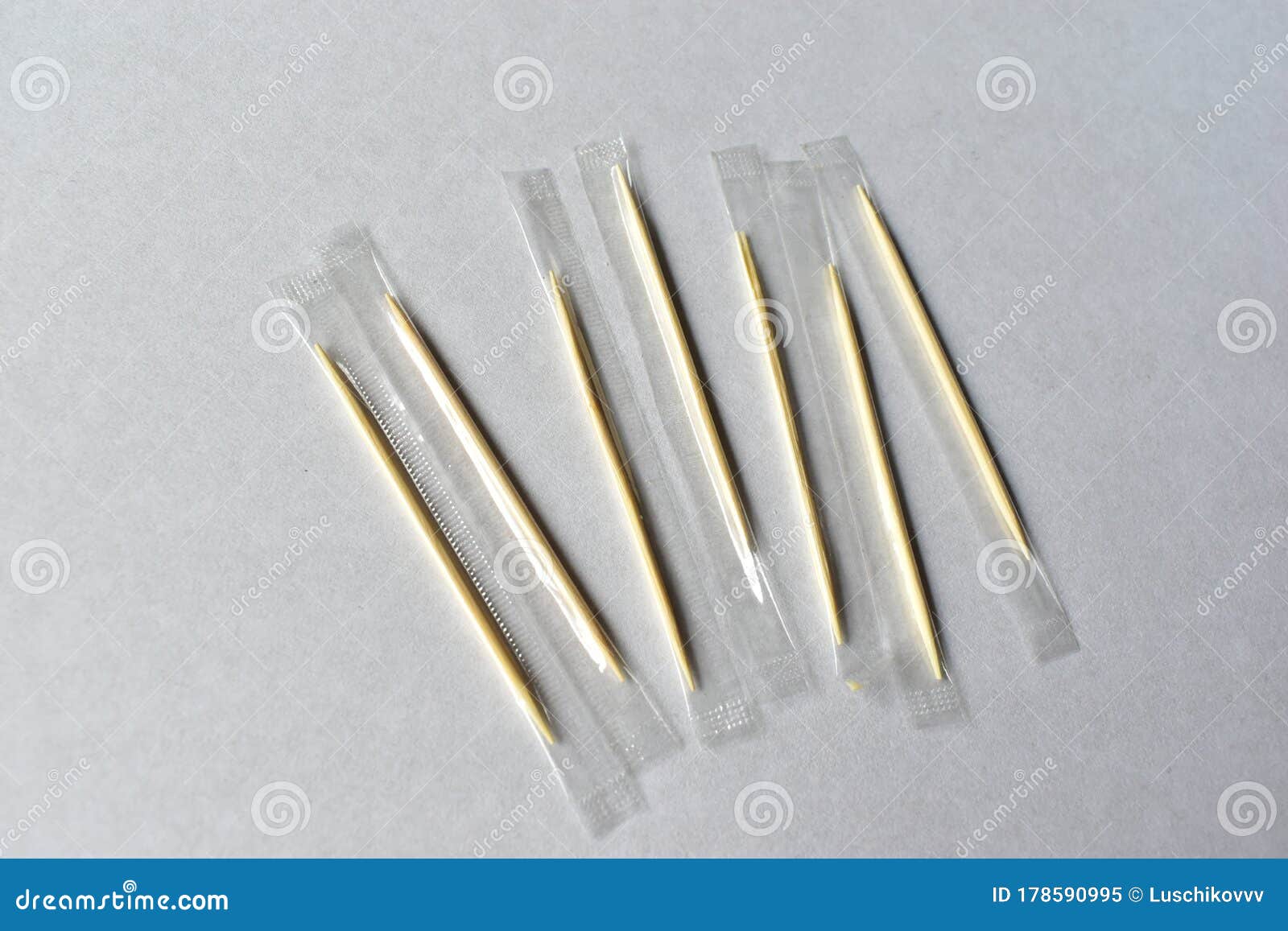 Les Cure-dents Ont Individuellement Emballé En Plastique Sur Le Blanc Image  stock - Image du cuisine, oral: 178590995