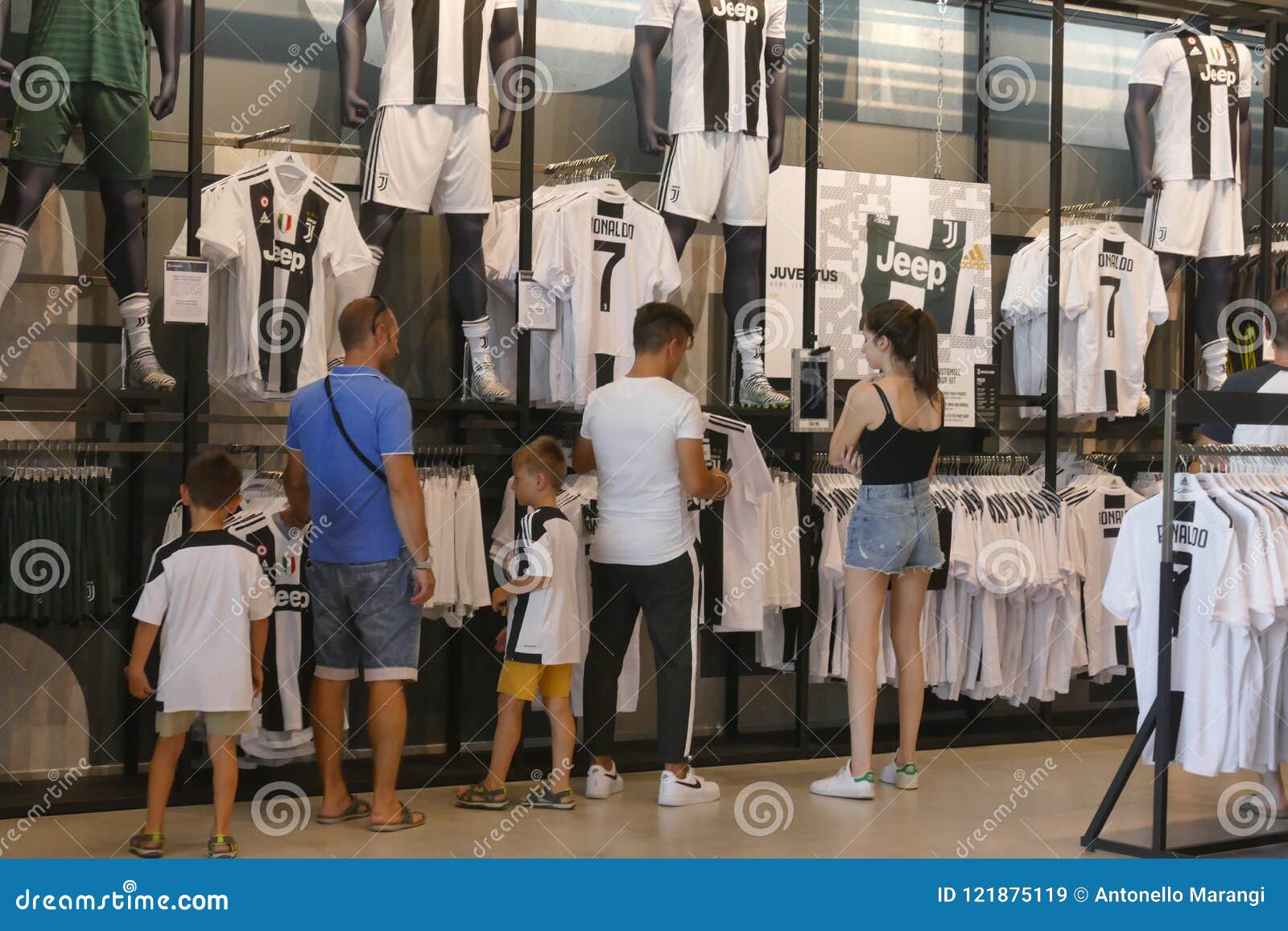 Les Défenseurs De Juventus Fc Dans Le Magasin Officiel Pour