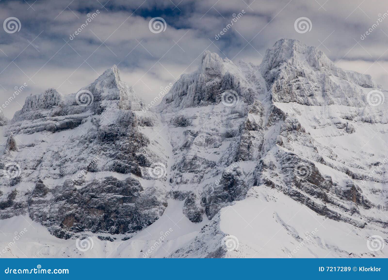 Les Dente-du-Midi. Picos de montanha famosos de Dente-du-Midi durante o tempo de inverno depois que a neve fresca cai, no vale de Val-d'Illiez, como visto de ChampÃ©ry, de Les Crosets e de Champoussin, Vancôver, Switzerland