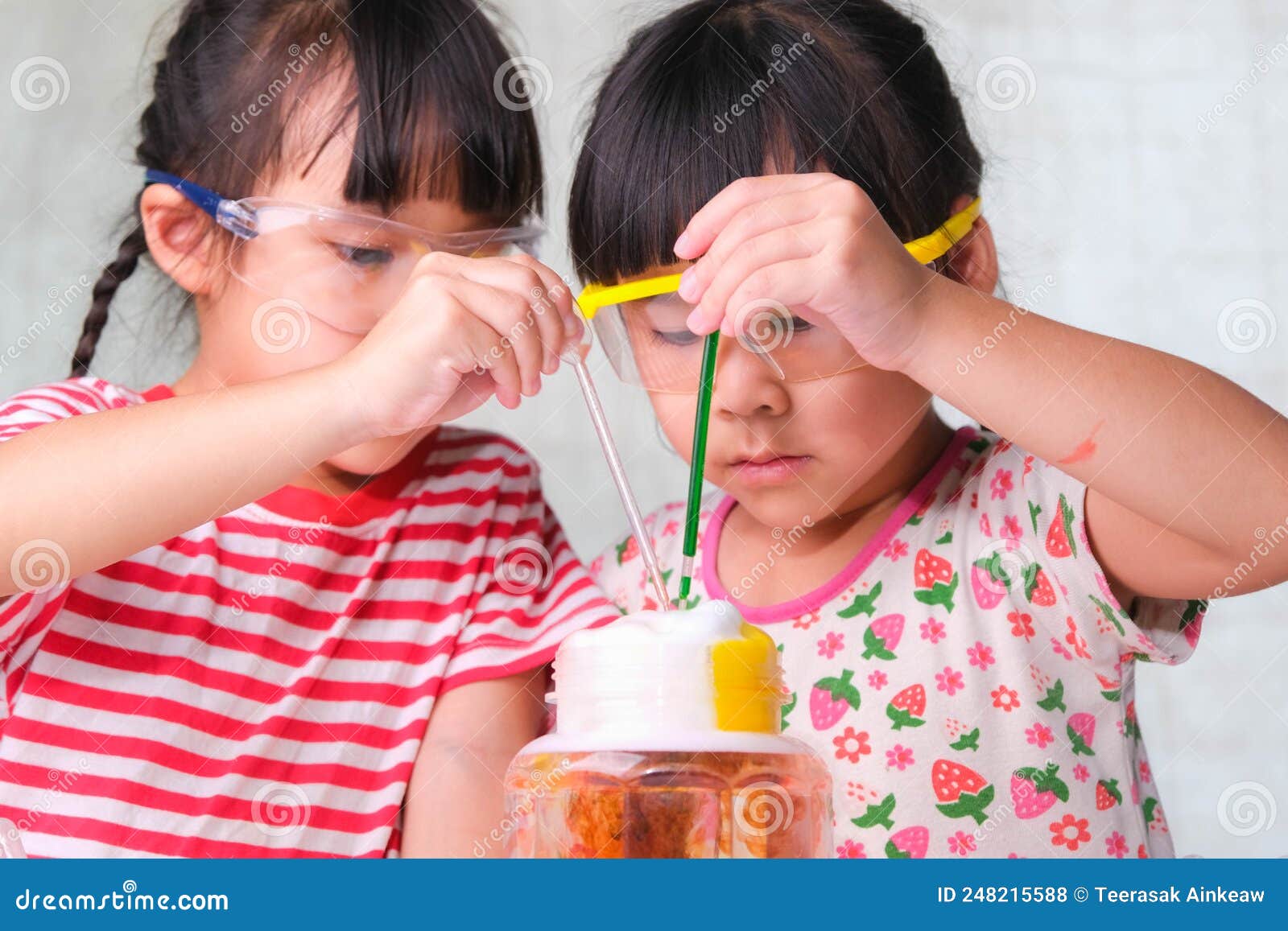 Les Enfants Apprennent Et Font Des Expériences Scientifiques En