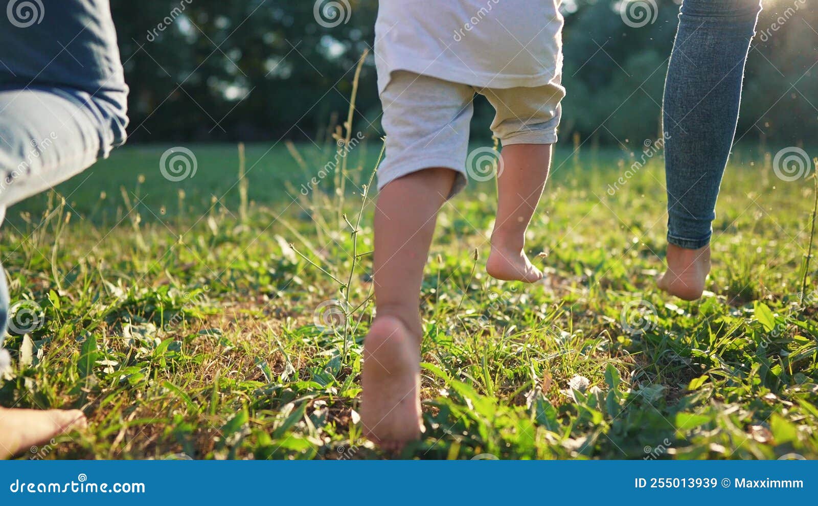 Groupe D'enfants Aux Pieds Nus SPORTIFS Joyeux Heureux Enfants