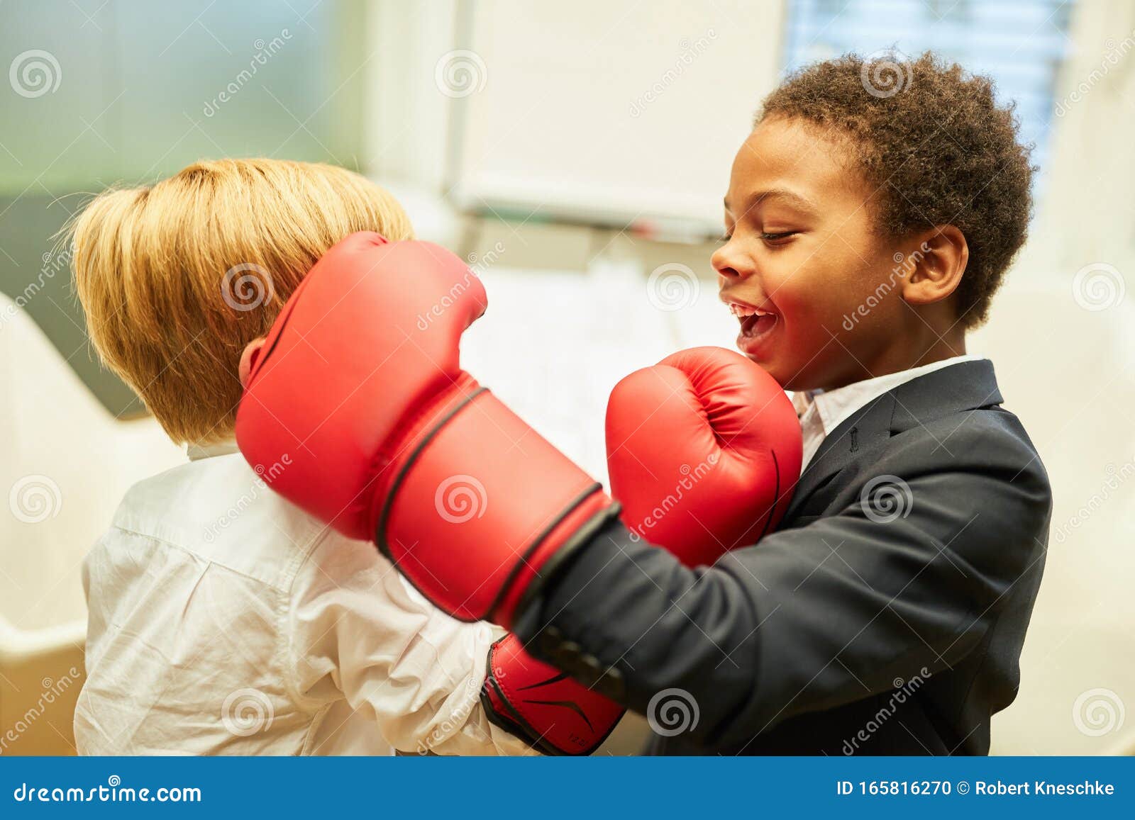 Les Enfants D'affaires Au Match De Boxe Comme Jeu De Rôle Photo stock -  Image du gens, duel: 165816270