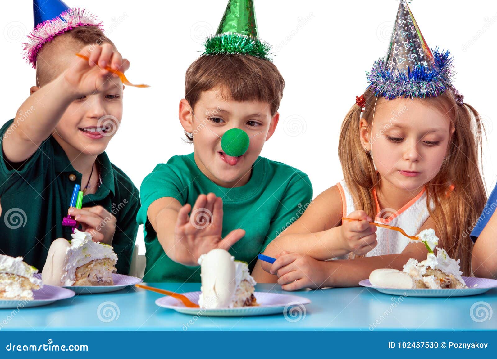 Les Enfants D Anniversaire Celebrent La Partie Et De Consommation De Plat Gateau Ensemble Photo Stock Image Du Consommation Gateau