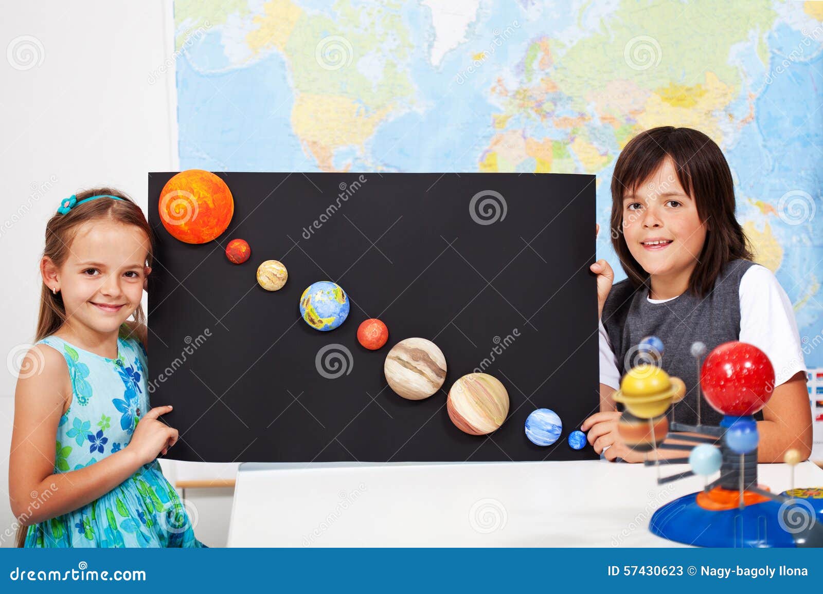Les Enfants Dans La Classe De La Science étudient Le Système