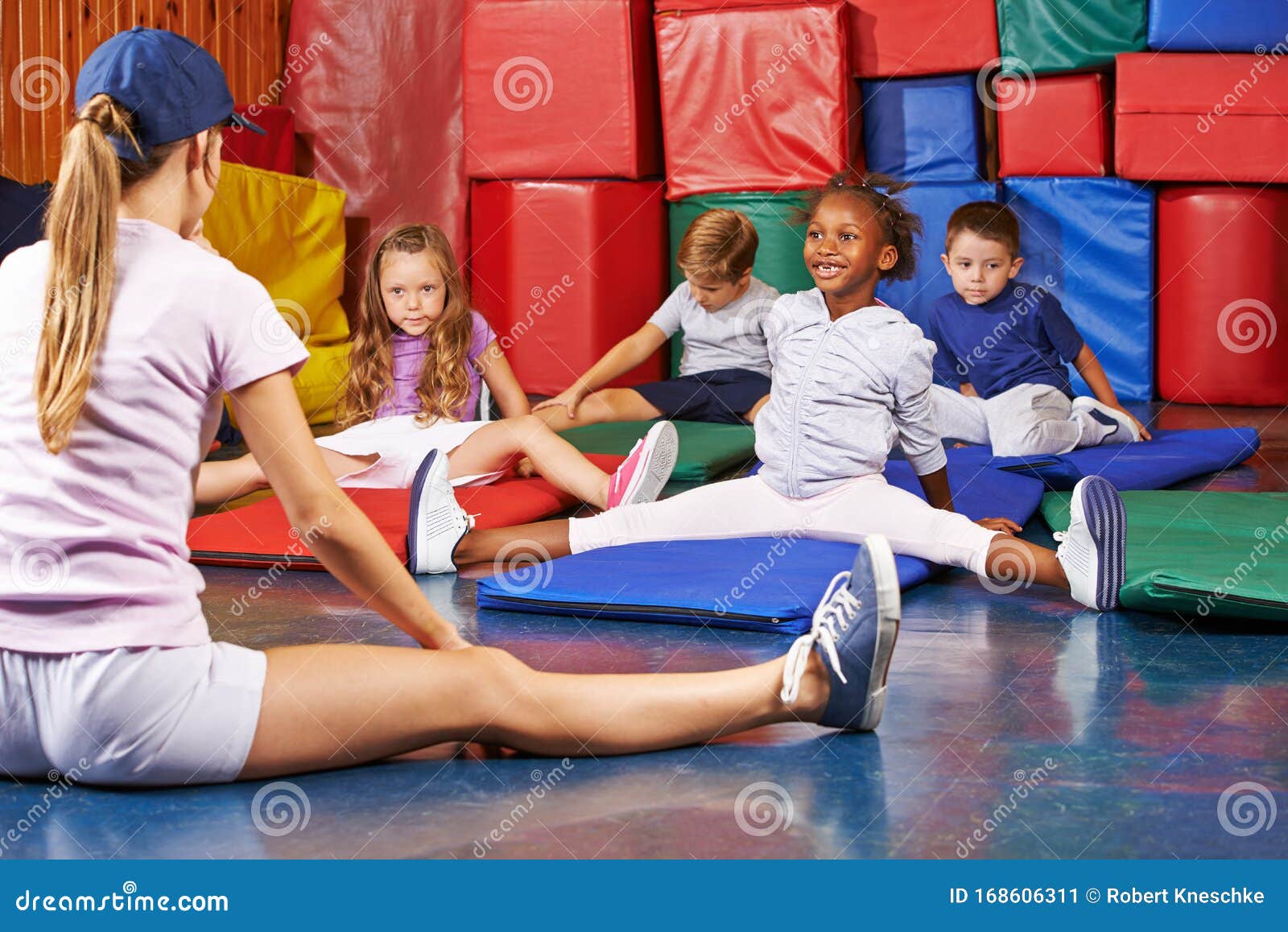 Les Enfants Font La Gymnastique Au Sport Des Enfants à La Maternelle Image  stock - Image du sourire, gymnastique: 168606311