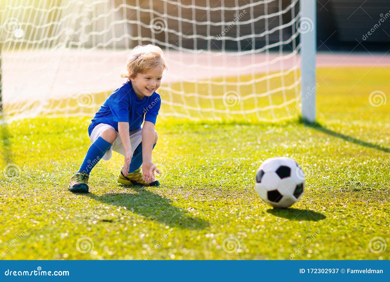 Les Enfants Jouent Au Football. Enfant Au Terrain De Football