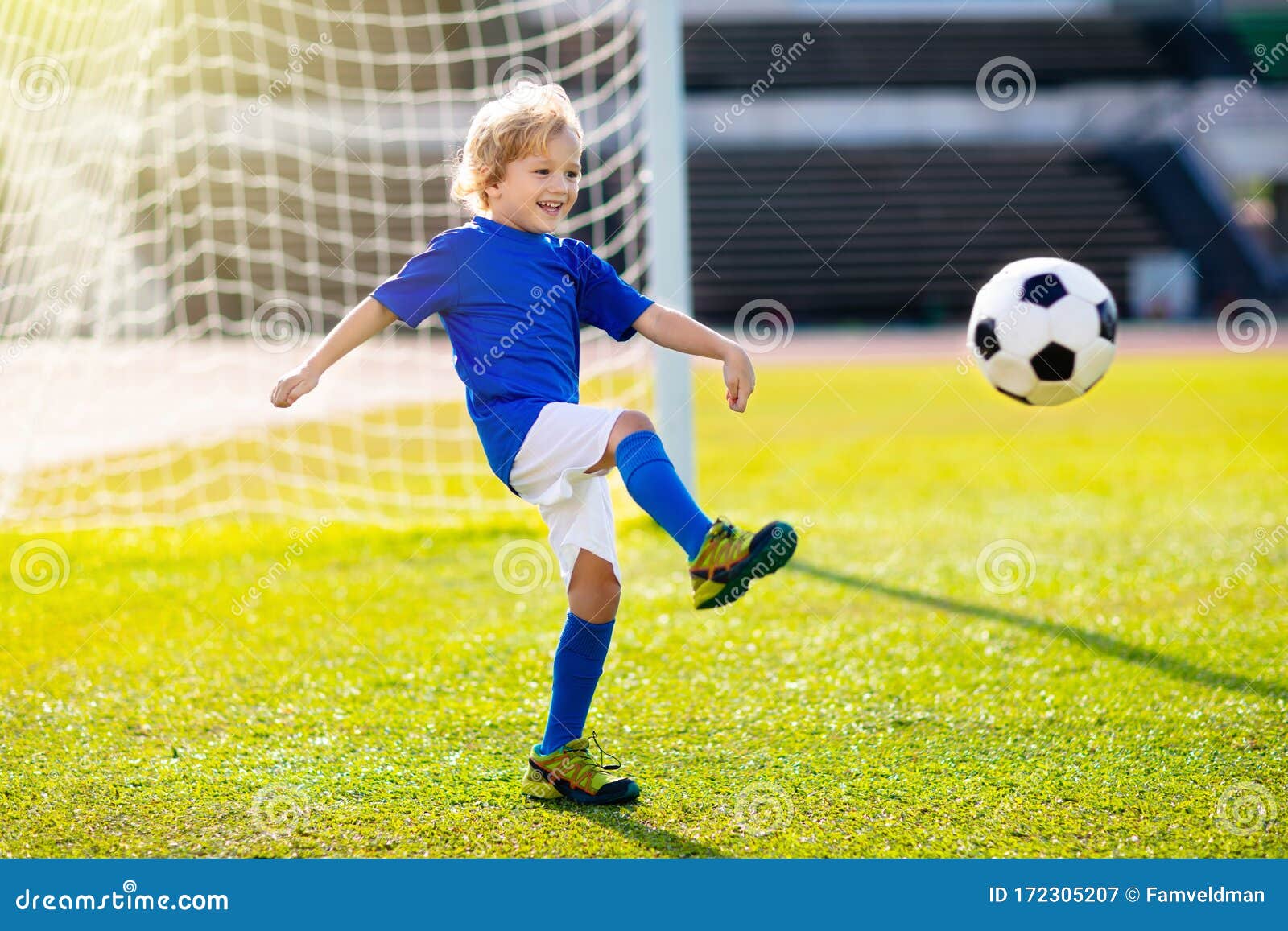 Les Enfants Jouent Au Football. Enfant Au Terrain De Football