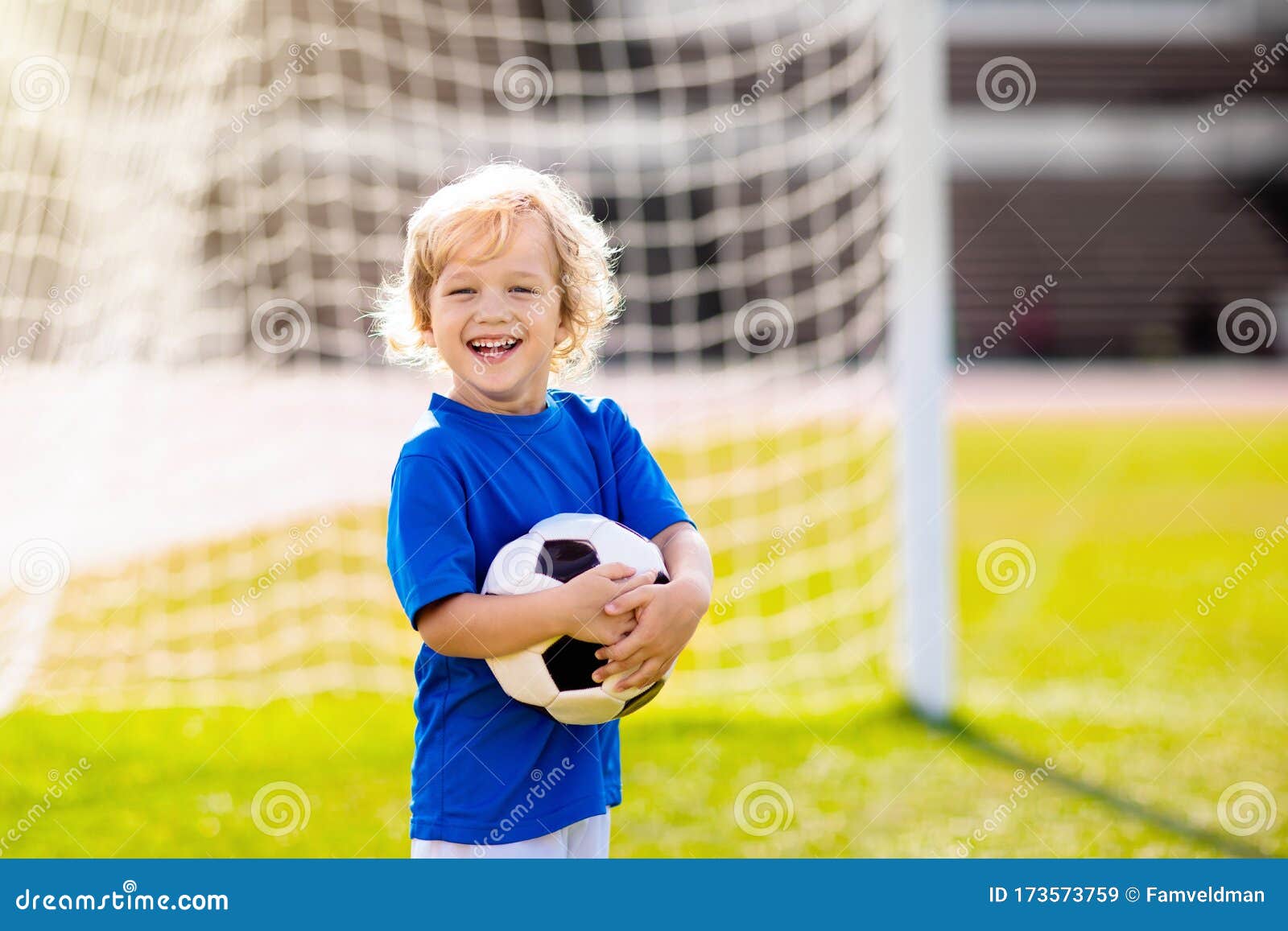 Les Enfants Jouent Au Football. Enfant Au Terrain De Football