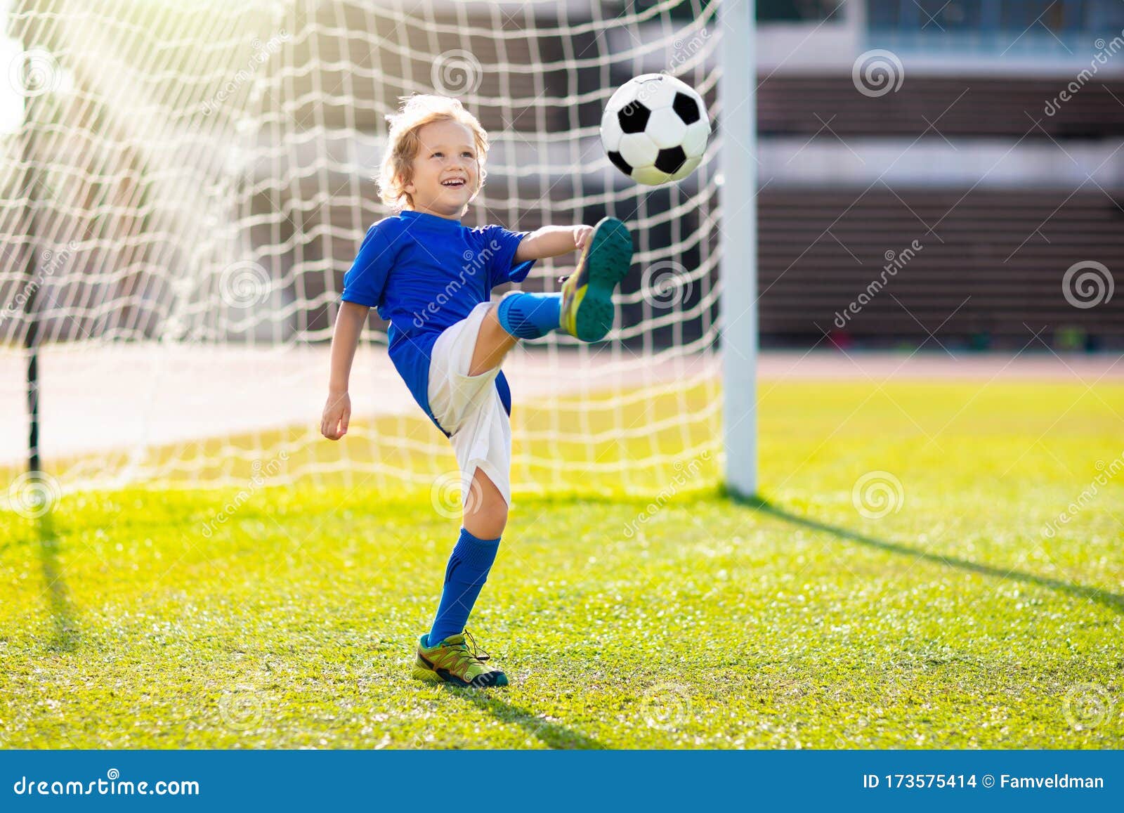 Les Enfants Jouent Au Football. Enfant Au Terrain De Football