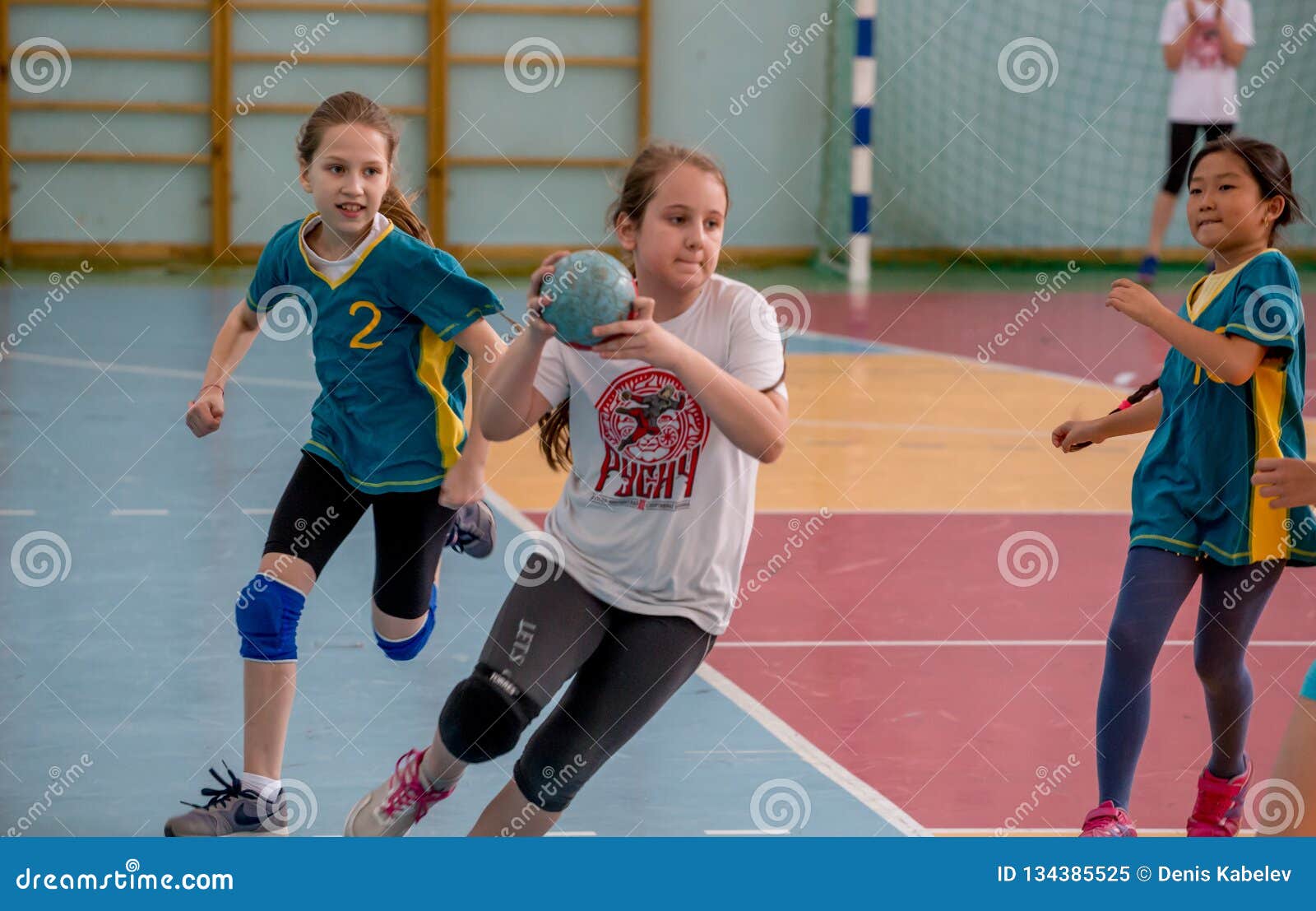 Les Enfants Jouent Au Handball D'intérieur Sports Et Activité