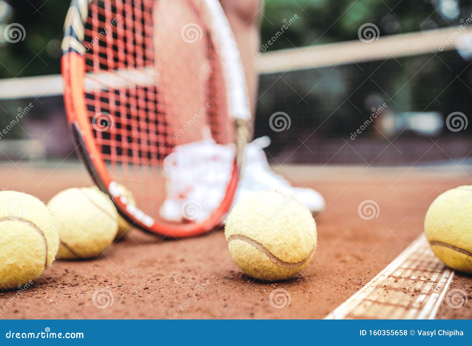 Enfant Jouant Au Tennis Sur Un Terrain Extérieur Enfant Avec Balle De Tennis  Enfant Sport Avec Raquette Sur Tennis Playg