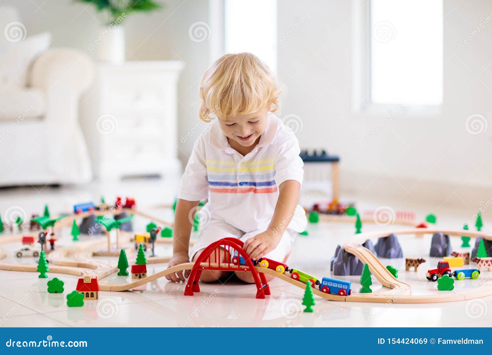 Un Enfant Joue Avec Un Jouet Éducatif En Bois Coloré. Jouet En Bois Pour  Enfants Banque D'Images et Photos Libres De Droits. Image 181973656