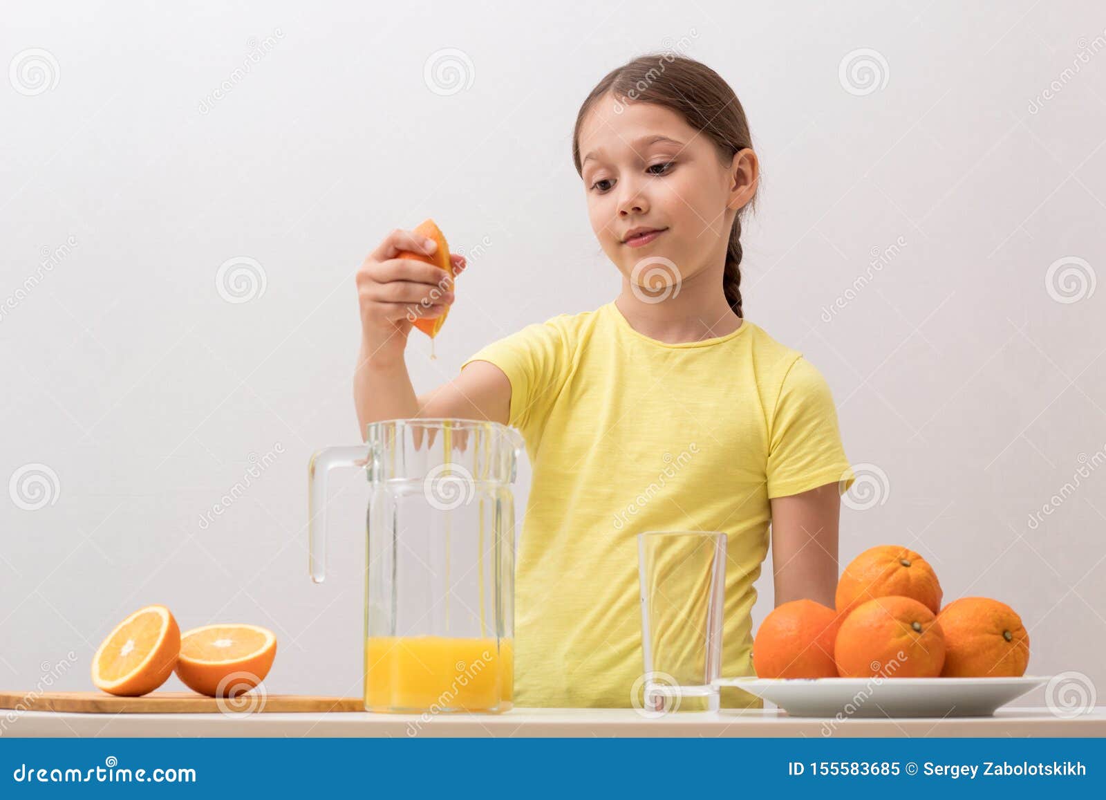Les Enfants Pressent Le Jus D'orange De Ses Mains Image stock - Image du  orange, nourriture: 155583685
