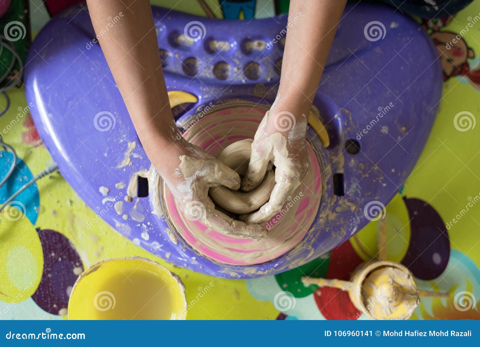 Les Enfants Remettent Jouer Avec De L'argile Pour Faire La Poterie Image  stock - Image du femelle, enfant: 106960141