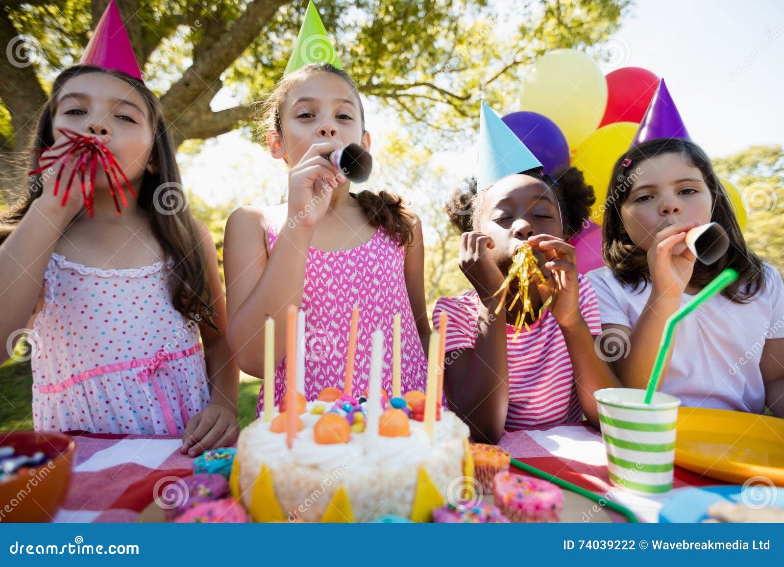 Trompettes D Anniversaire Photos Libres De Droits Et Gratuites De Dreamstime Trompettes D Anniversaire Photos Libres De Droits Et Gratuites De Dreamstime