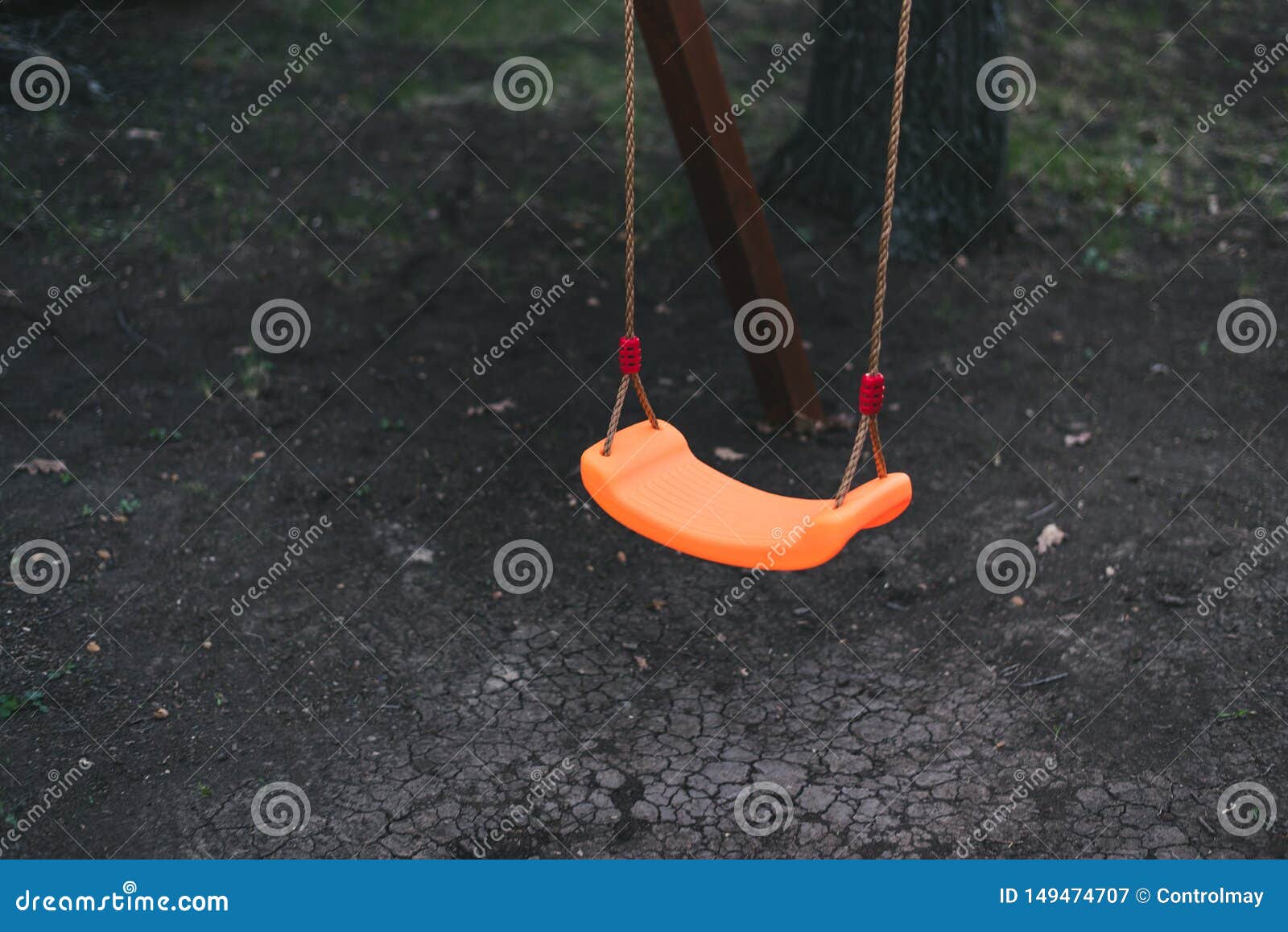 Les Enfants S Balance Sur Des Chaines Dans Le Terrain De Jeu Sur Un Fond Fonce Enfants Bascule Orange De S La Terre Noire F Image Stock Image Du Gosse Metal Les Enfants S Balance Sur Des Chaines Dans Le Terrain De Jeu Sur Un Fond Fonce Enfants Bascule Orange De S La Terre Noire F Image Stock Image Du Gosse Metal