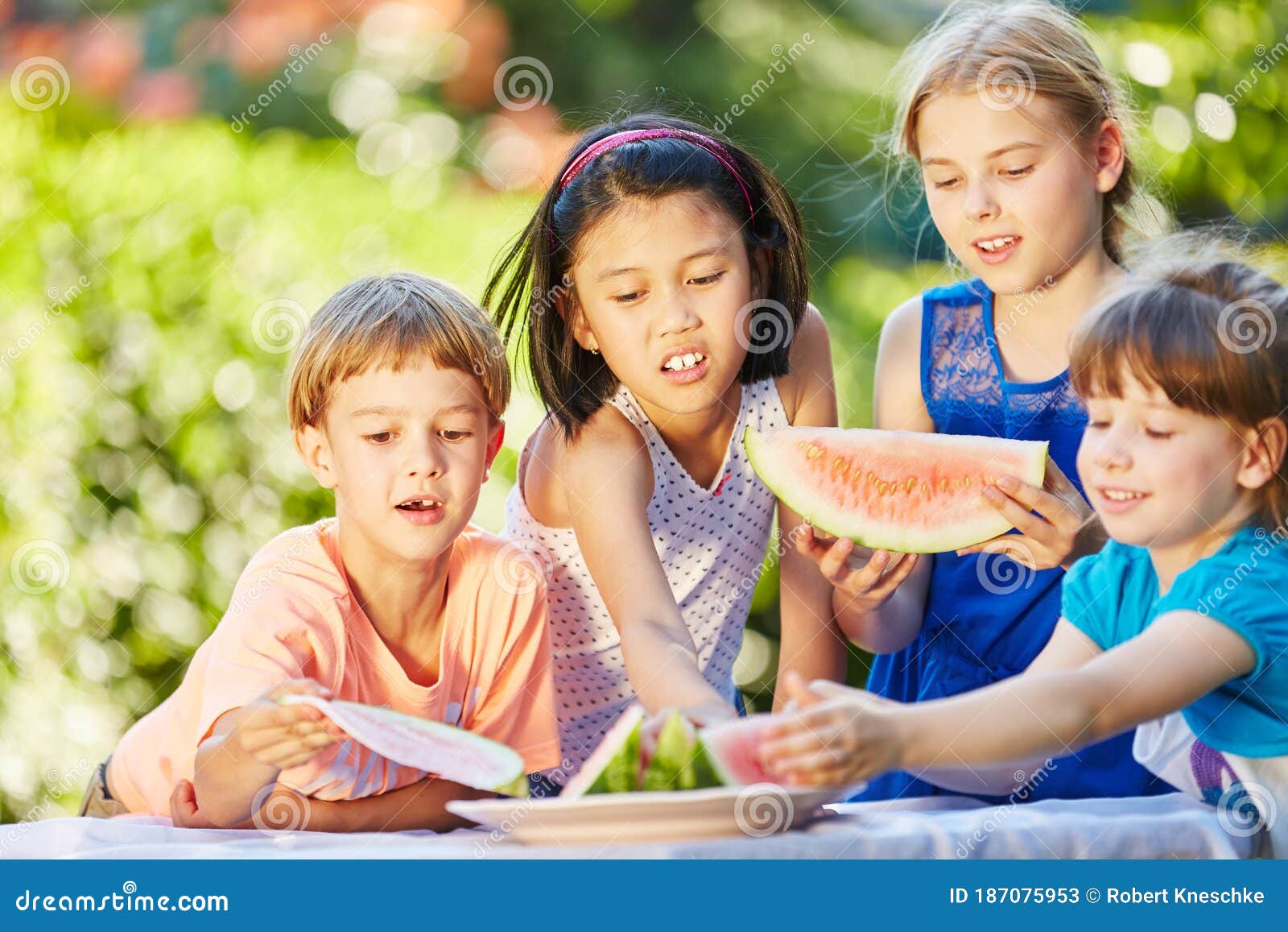 Les Enfants Sont En Train De Manger Des Fruits Ensemble En été Image stock  - Image du enfants, sourire: 187075953