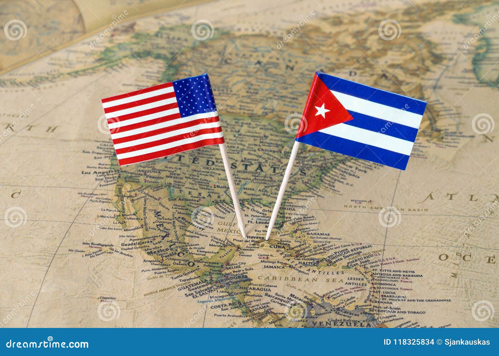 Les Etats-Unis d'Amérique et le Cuba marquent des goupilles sur une carte du monde, concept de relations politiques