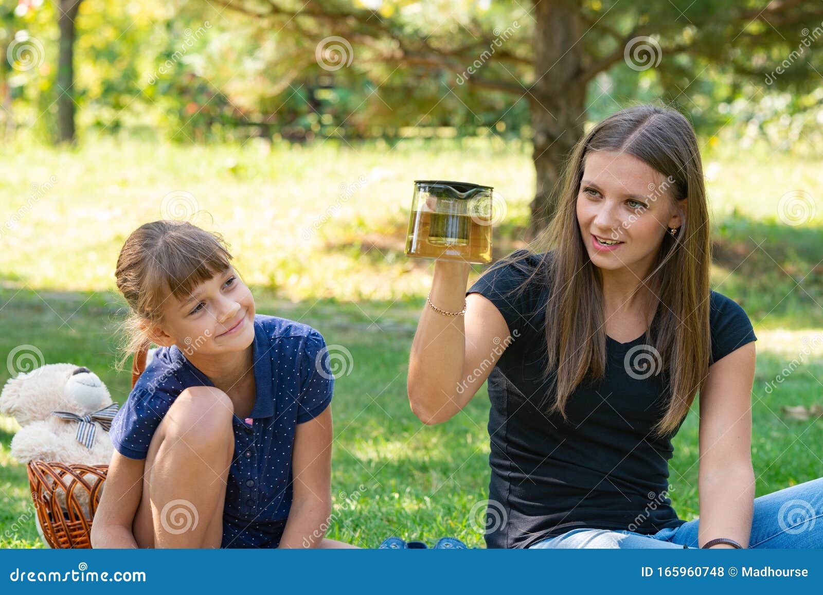 Les Filles Et Les Filles S'amusent Dans Une Théière Lors D'un Pique-nique  Photo stock - Image du gens, réel: 165960748