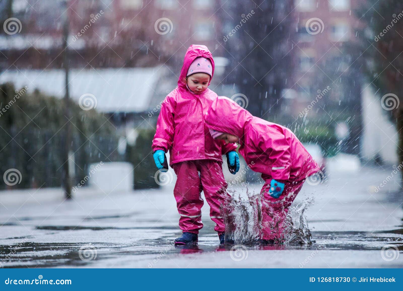 Concept De Temps Pluvieux D'automne Vêtements Imperméables Homme Heureux  Sous La Pluie