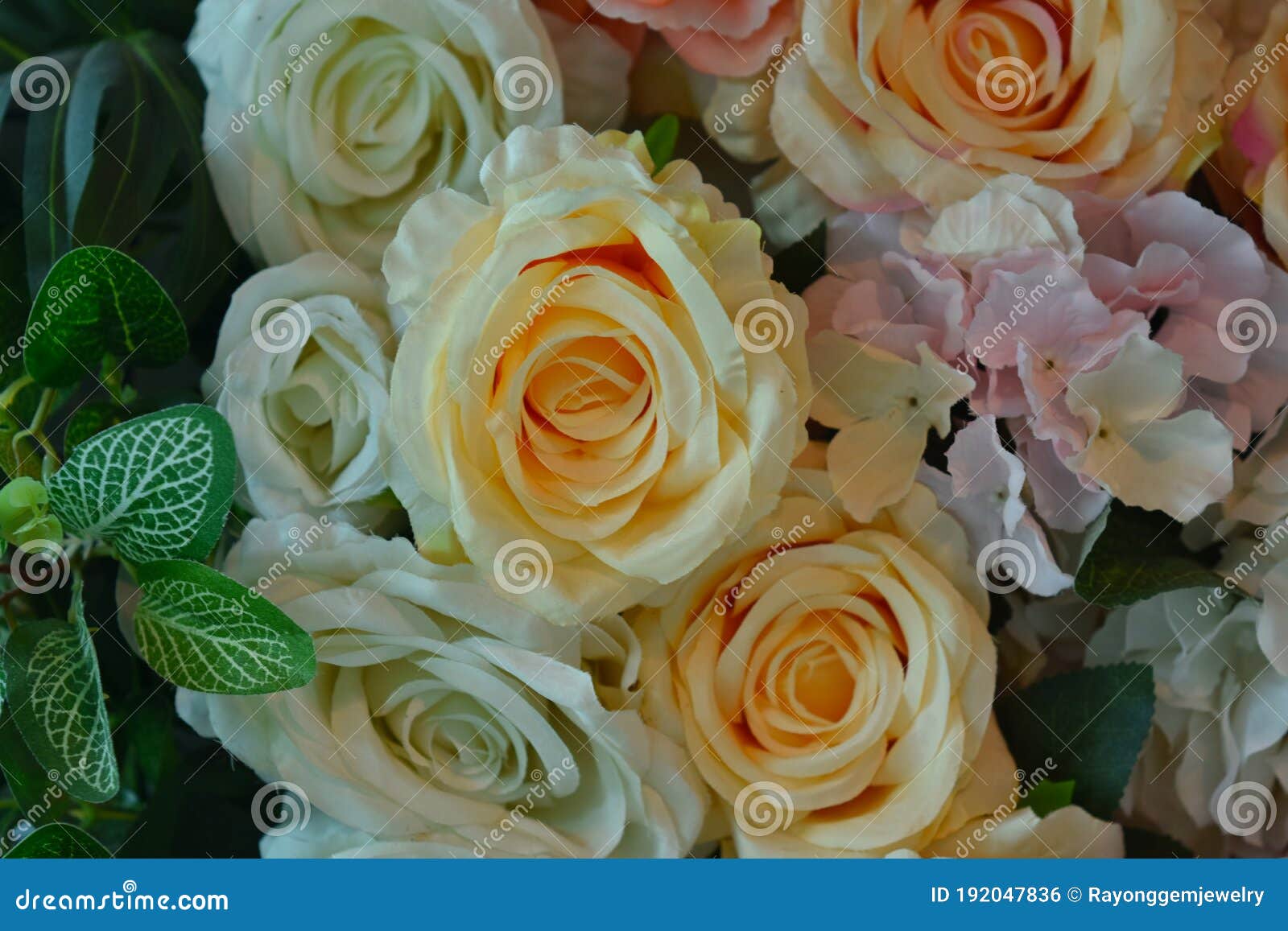 Les Fleurs Sont Une Rose Multicolore. Belles Fleurs Et Fausses Photo stock  - Image du isolement, effectuer: 192047836