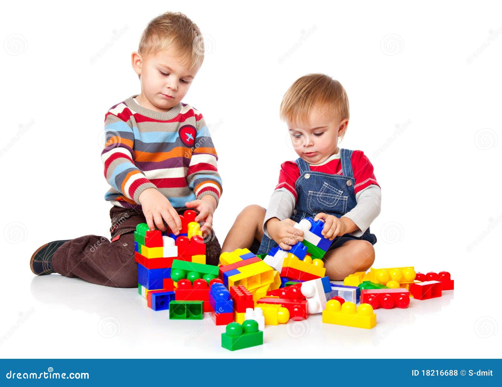 Les Garçons Jouent Avec Le Lego Photo stock - Image du blanc