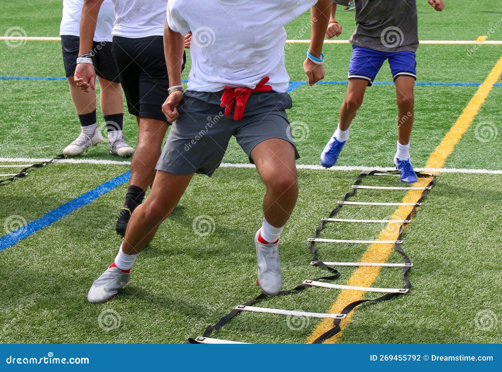 Les Garçons Qui Font Le Forage De L'échelle Au Football Pratique D'été  Photo stock - Image du extérieur, gosses: 269455792