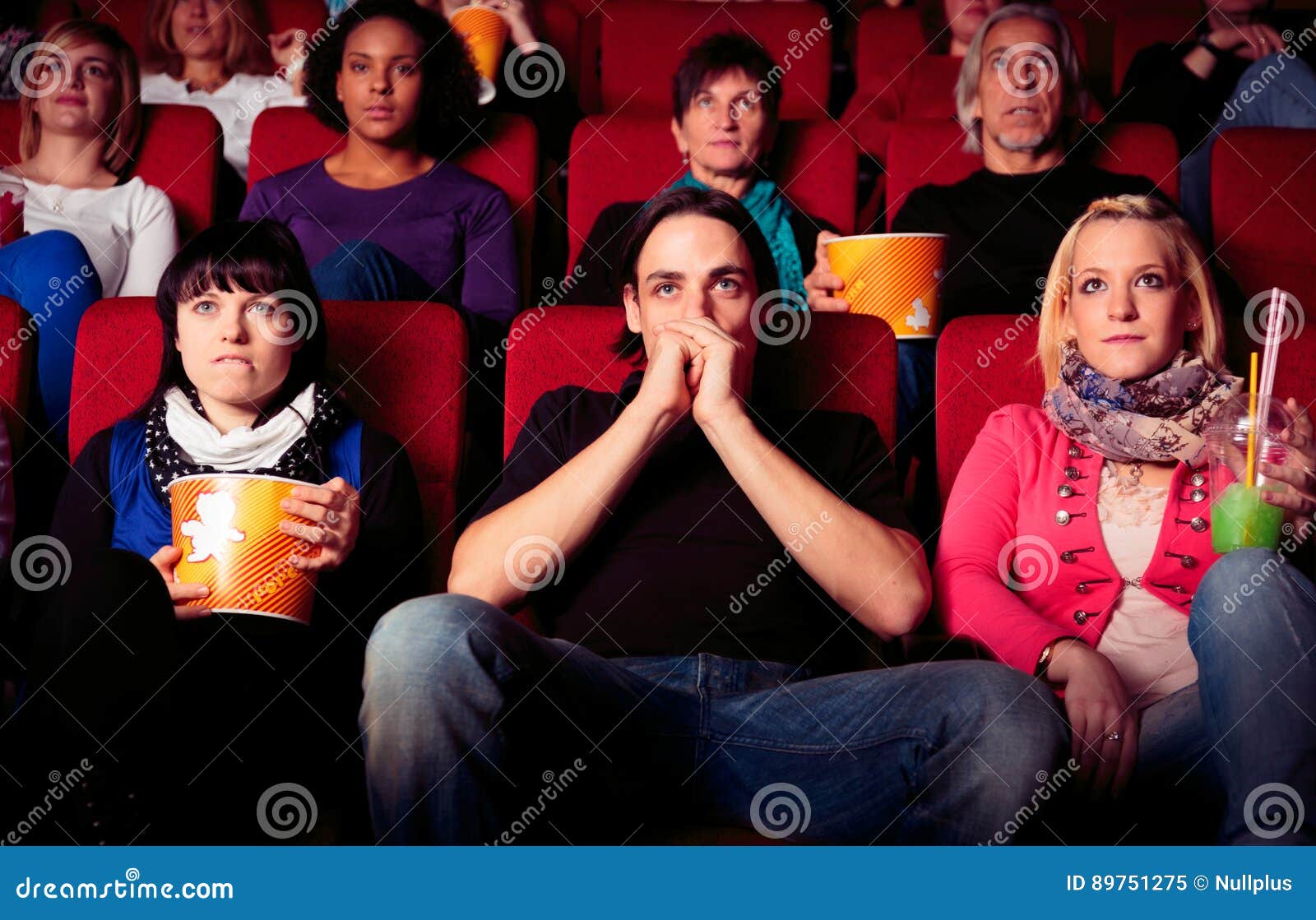 Les gens au cinéma image stock. Image du image, plaisir 89751275