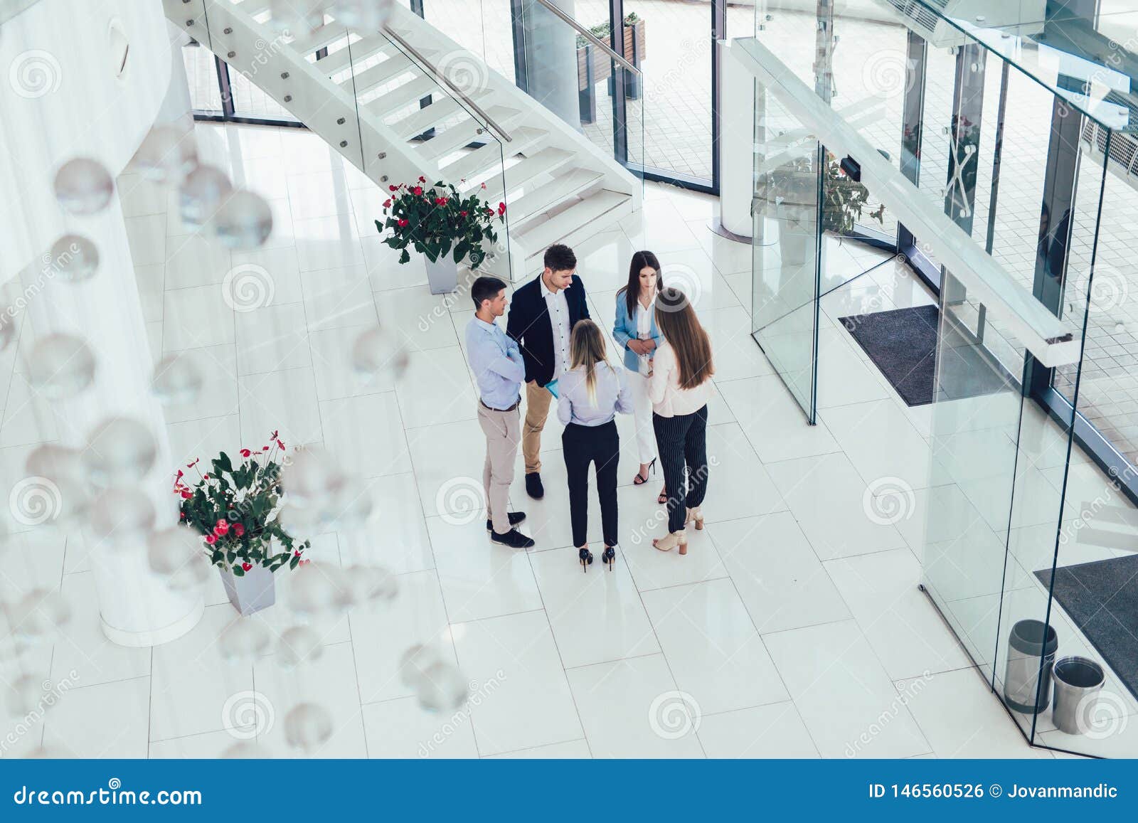 Les gens au hall dans l'immeuble de bureaux Vue sup?rieure