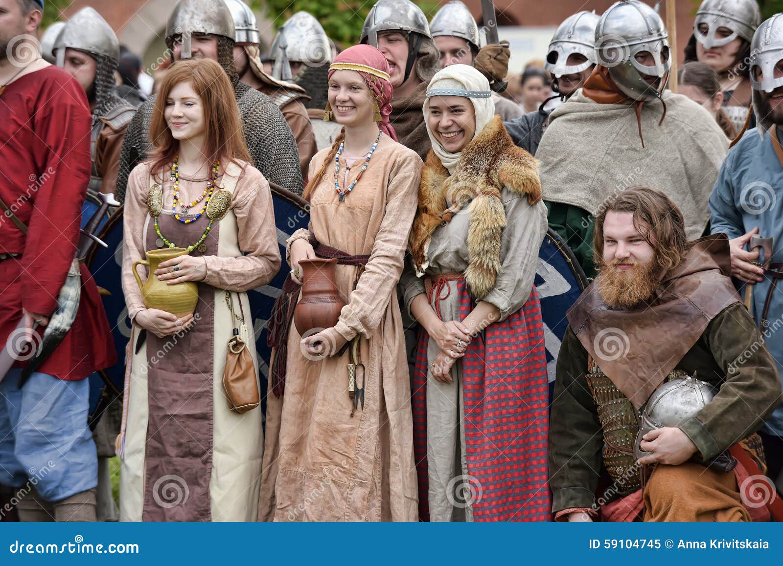 Les gens dans des vêtements médiévaux. Festin médiéval, le festival de la reconstruction historique des Moyens Âges jeune, Volkhov, Russie