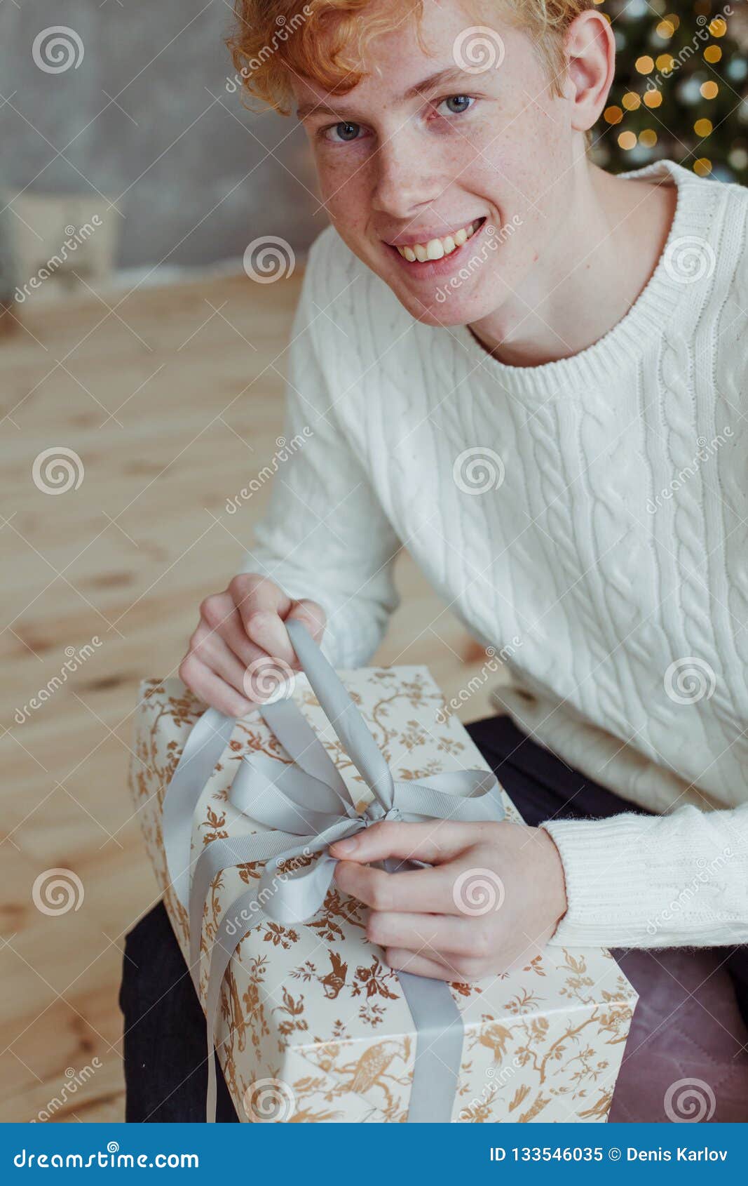 Les gens et le Noël. Homme bel tenant des cadeaux de Noël