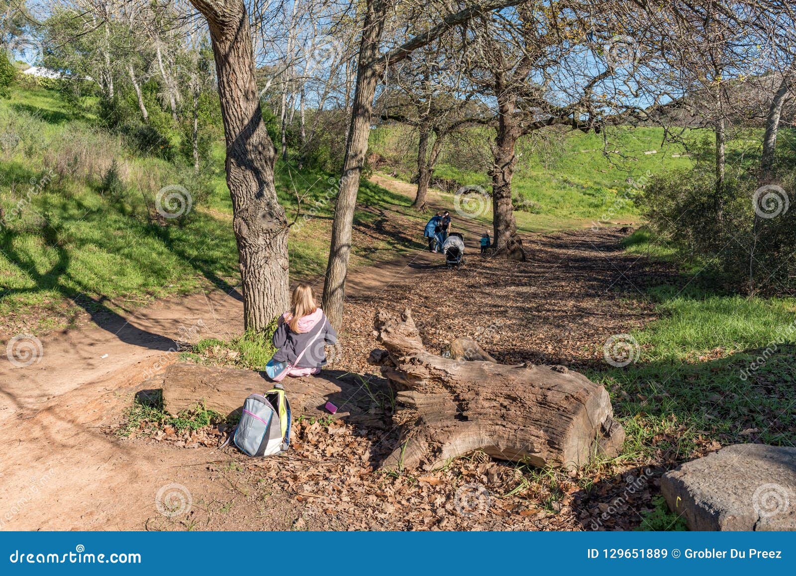 Les gens sur une traînée de marche dans la forêt de Majik dans Durbanville. DURBANVILLE, AFRIQUE DU SUD, LE 11 AOÛT 2018 : Les gens sont évidents sur une traînée de marche dans la forêt de Majik dans Durbanville dans la province du Cap-Occidental