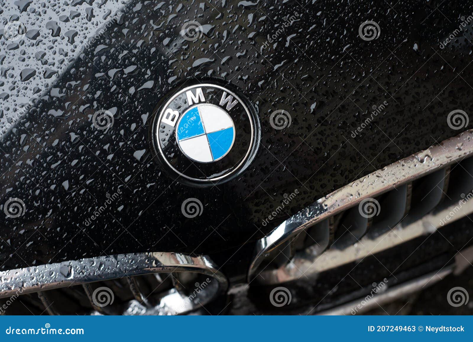 Les Gouttes De Pluie Sur Le Logo De BMW Sur Le Front Noir De Voiture Garée  Dans La Rue BMW Est La Marque De Luxe Célèbre Des Voitu Photo stock  éditorial 