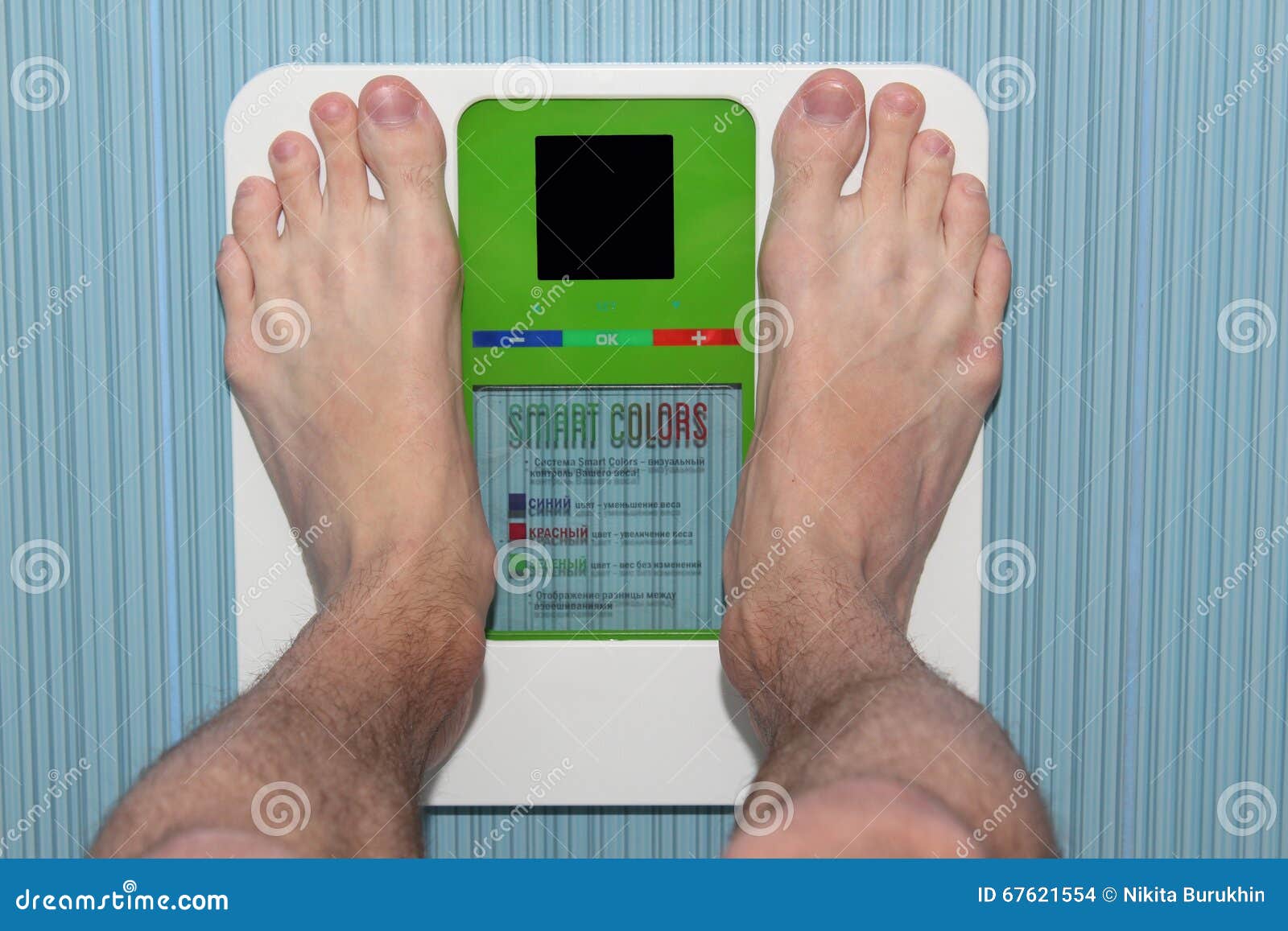Вес ноги мужчины. Ноги на весах. Мужские ноги на весах. Ноги на электронных весах. Напольные весы электронные с ногами.