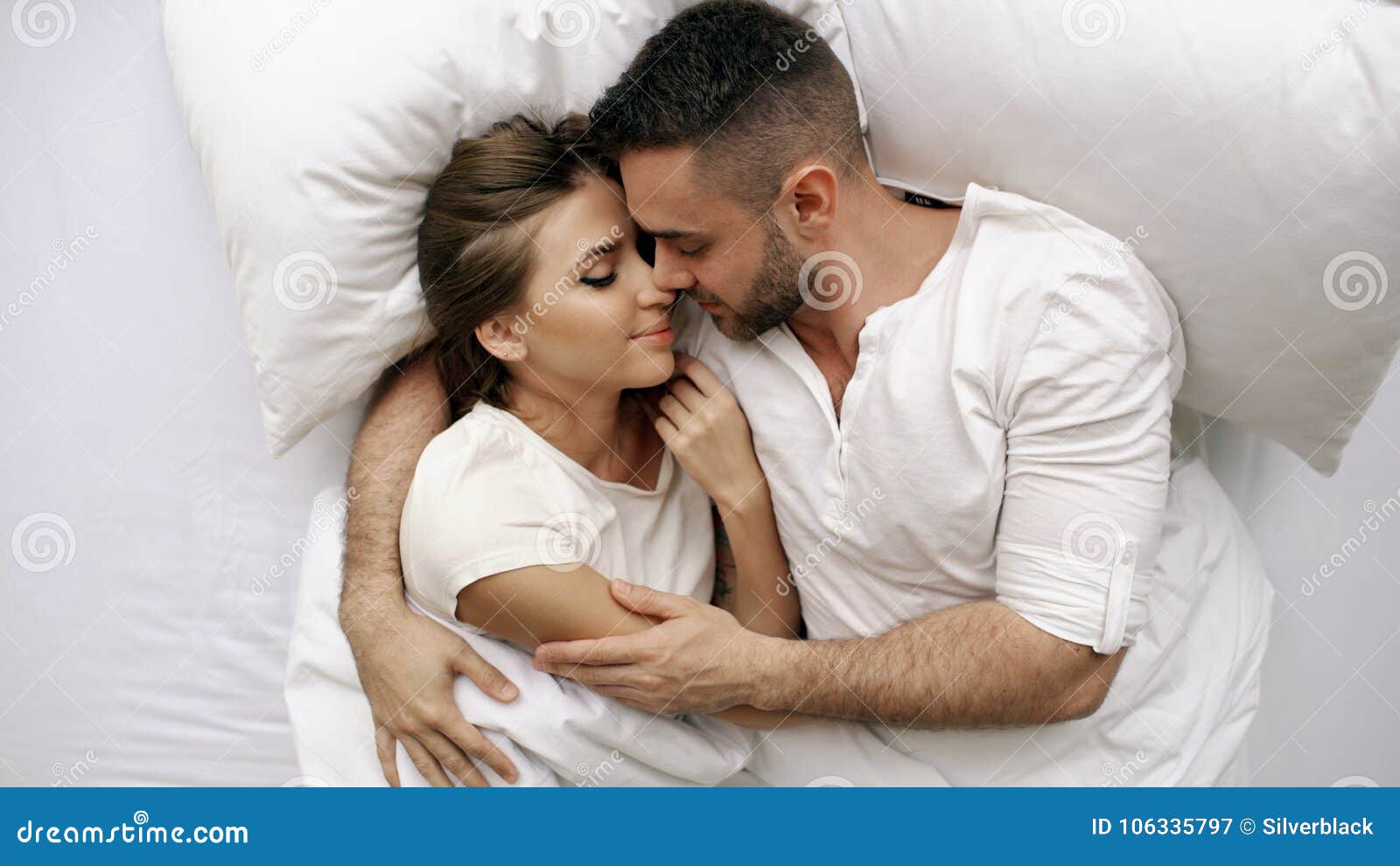 Les Jeunes Beaux Et Affectueux Couples Embrassent Et étreignent Dans Le Lit Tout En Se