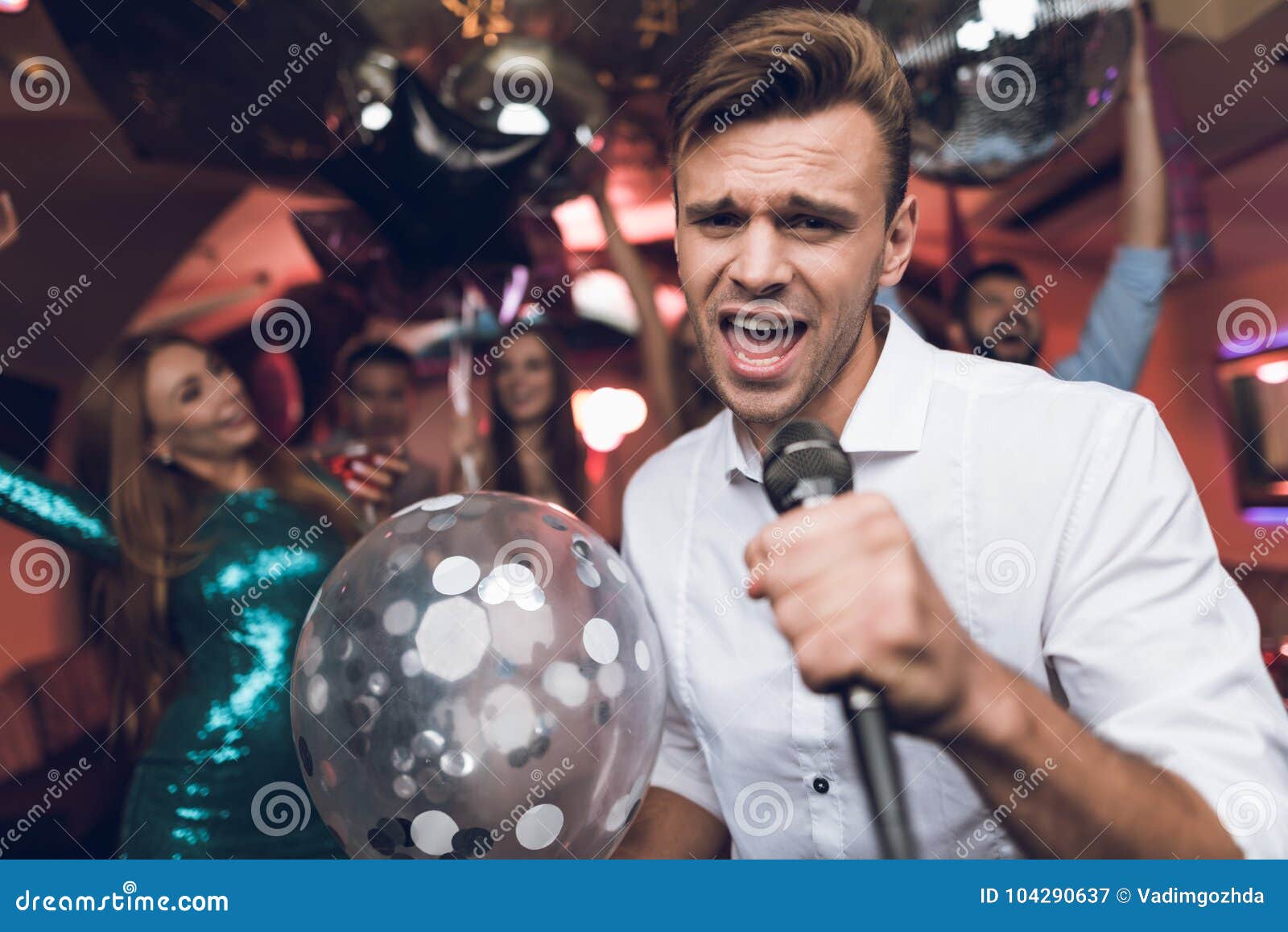 Les Jeunes Ont L'amusement Dans Une Boîte De Nuit Et Chantent Dans