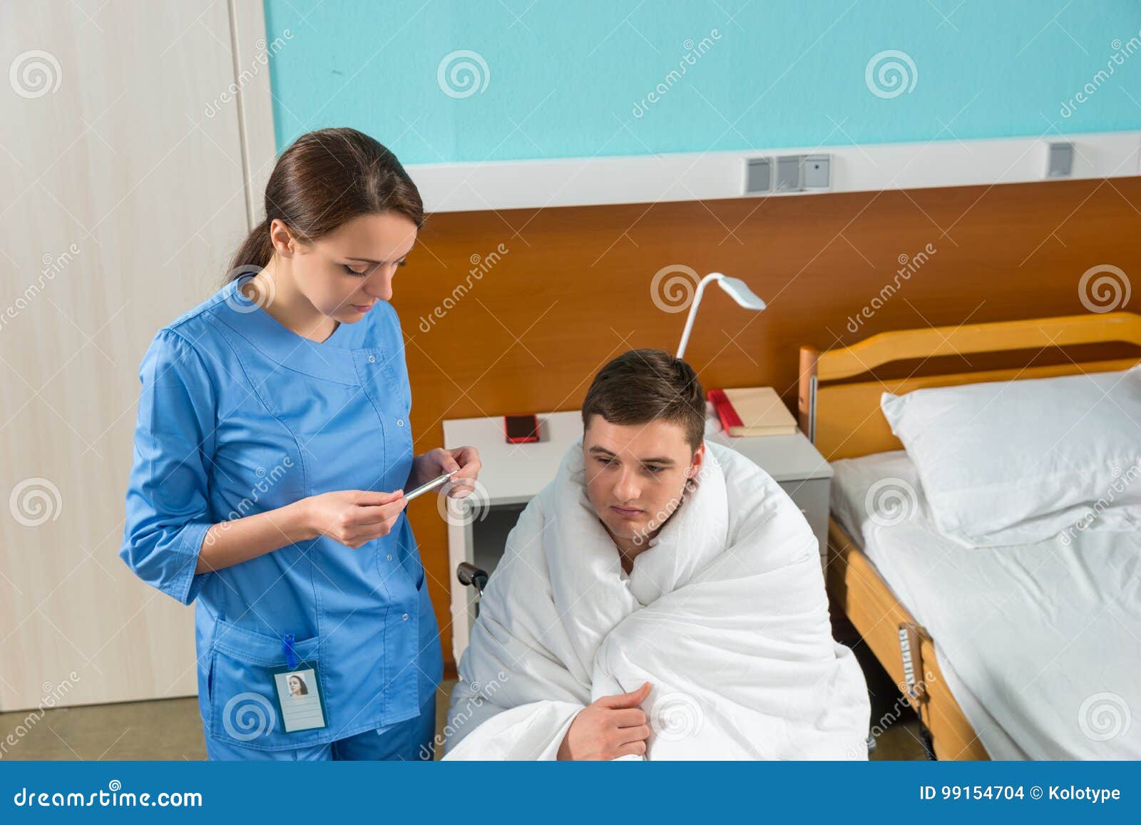 Медсестра пришла больному. Медсестра с градусником. Градусник в палатах больницы. Медсестра пришла к пациенту в палату. Медсестра с градусником фото.